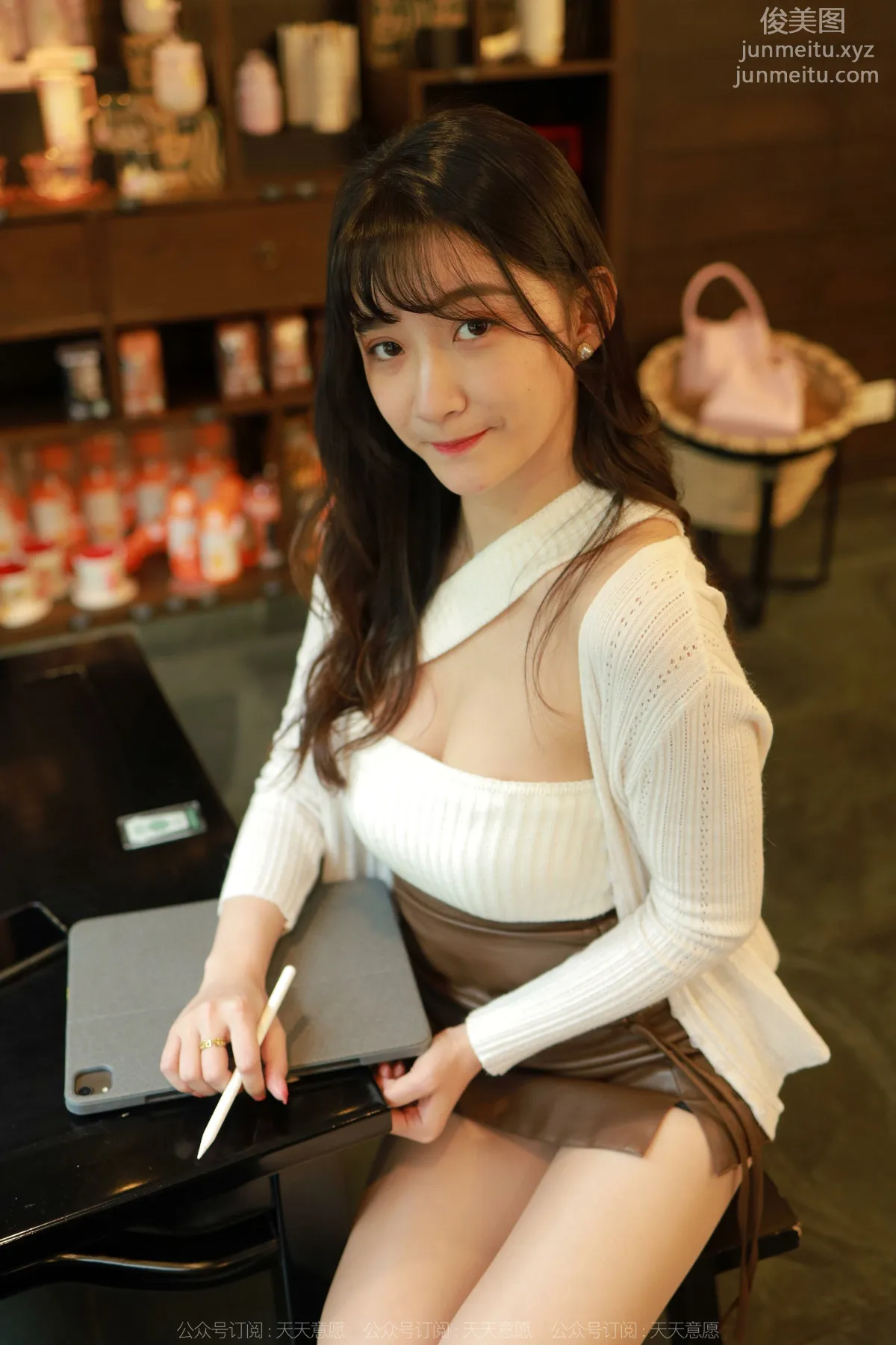 [IESS] 2022.04.27 Silk Enjoyer 1072: IESS Qiuqiu, Charming Cleavage photo 85