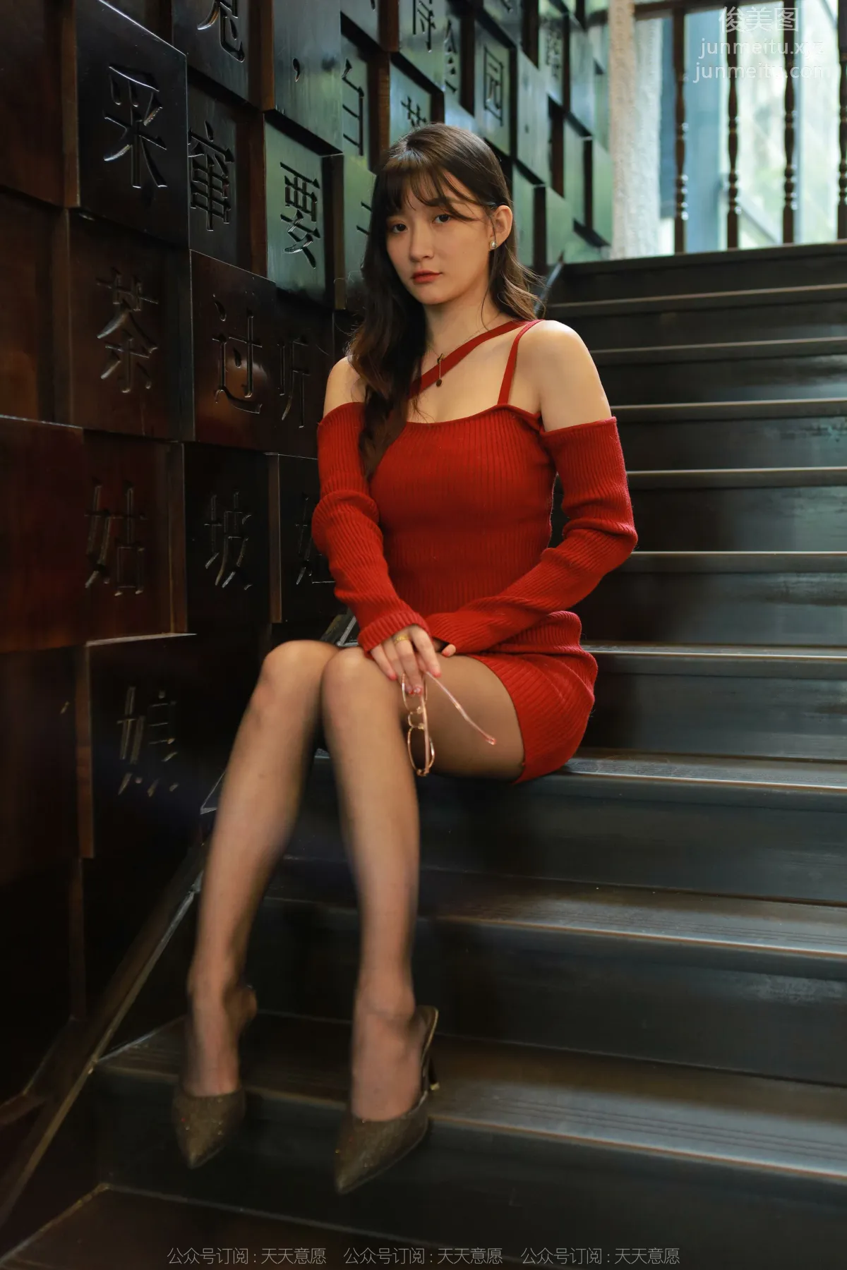 [IESS] 2022.05.22 Silk Enjoyer 1095: IESS Qiuqiu, Deep V Red Dress [85P] photo 13