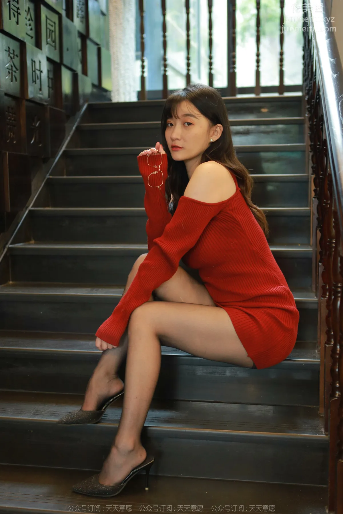 [IESS] 2022.05.22 Silk Enjoyer 1095: IESS Qiuqiu, Deep V Red Dress [85P] photo 33