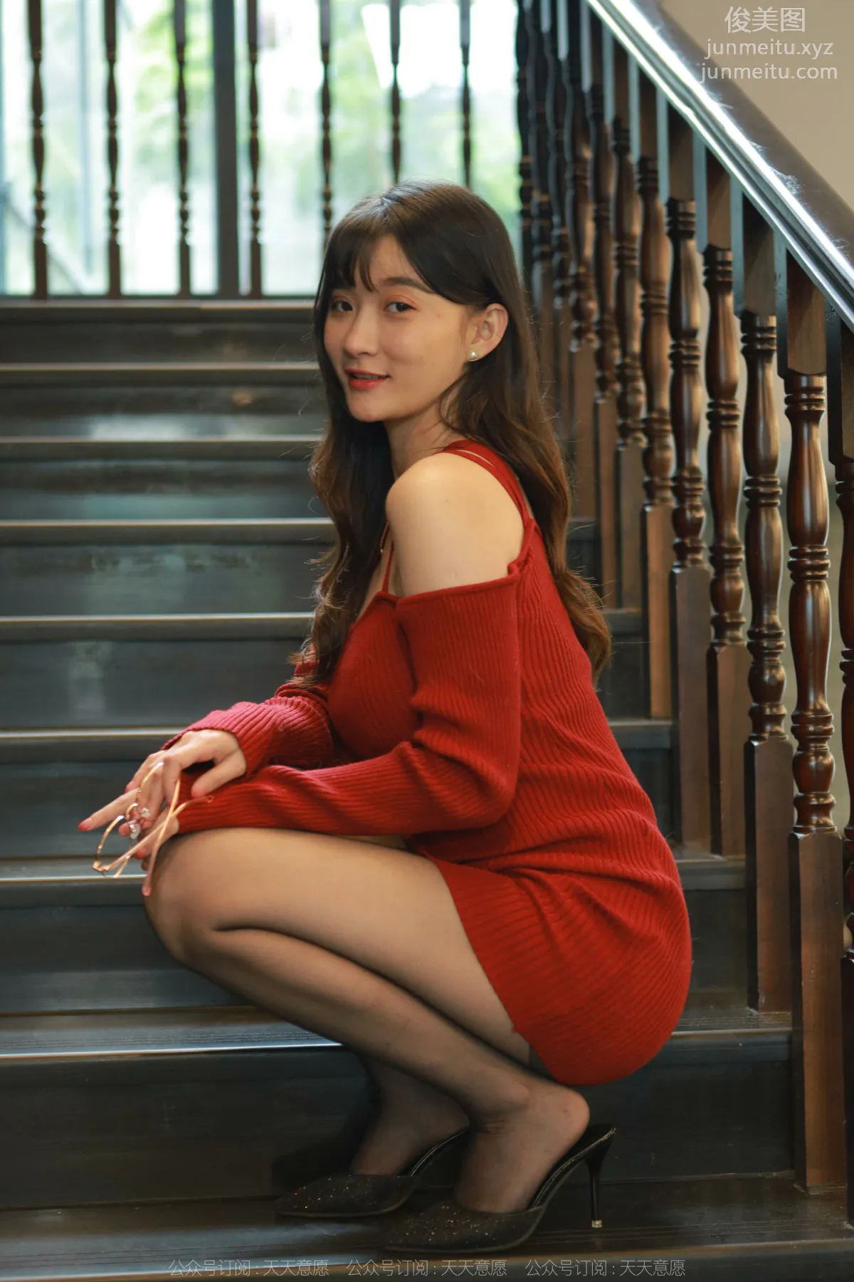 [IESS] 2022.05.22 Silk Enjoyer 1095: IESS Qiuqiu, Deep V Red Dress [85P] photo 39