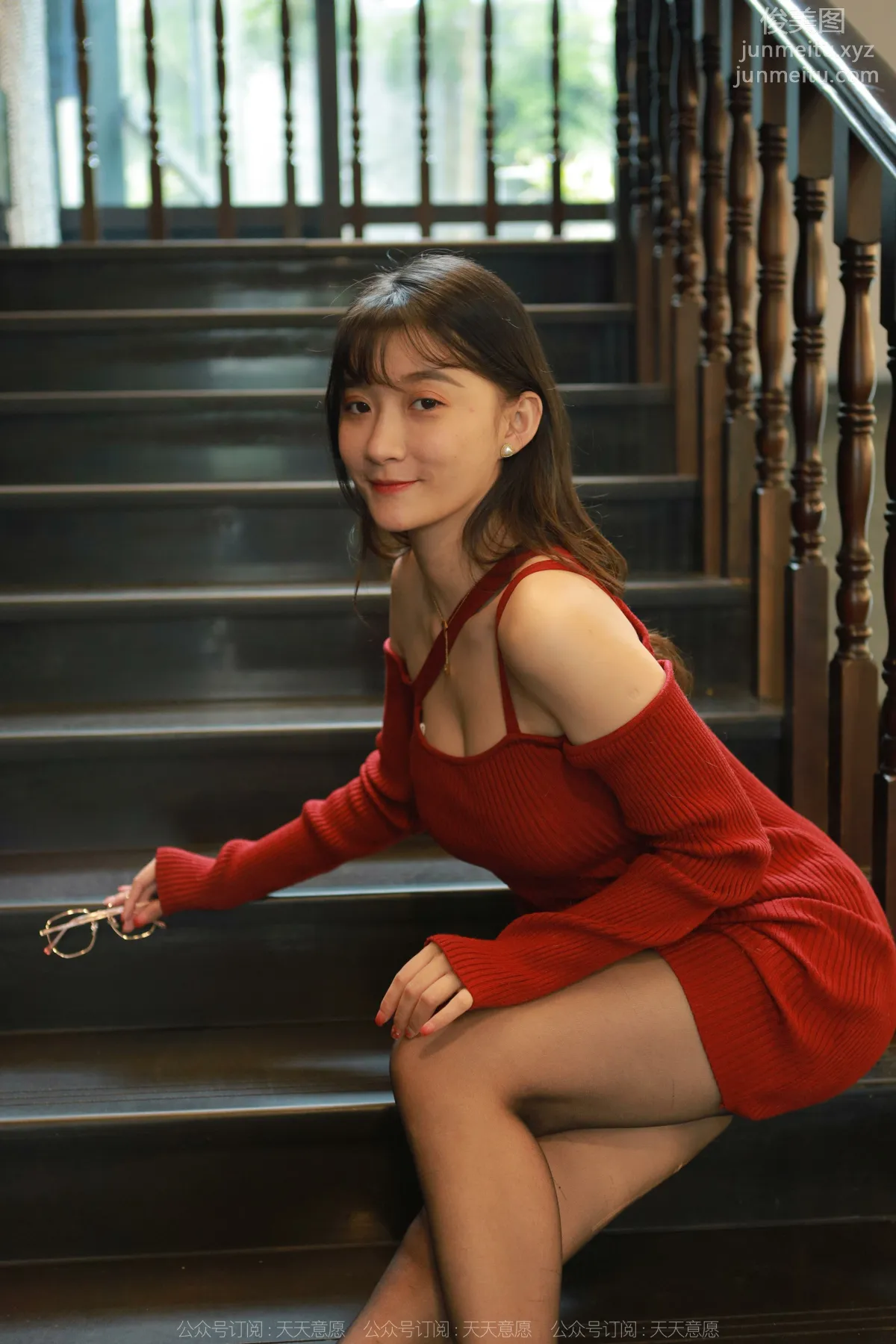 [IESS] 2022.05.22 Silk Enjoyer 1095: IESS Qiuqiu, Deep V Red Dress [85P] photo 51