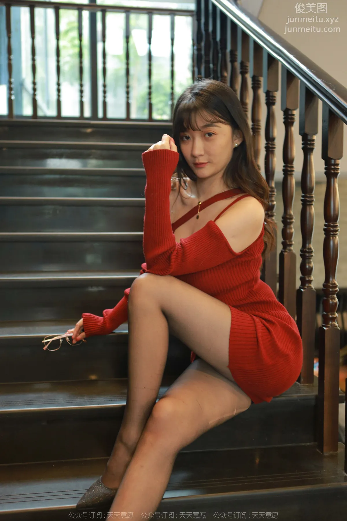 [IESS] 2022.05.22 Silk Enjoyer 1095: IESS Qiuqiu, Deep V Red Dress [85P] photo 52