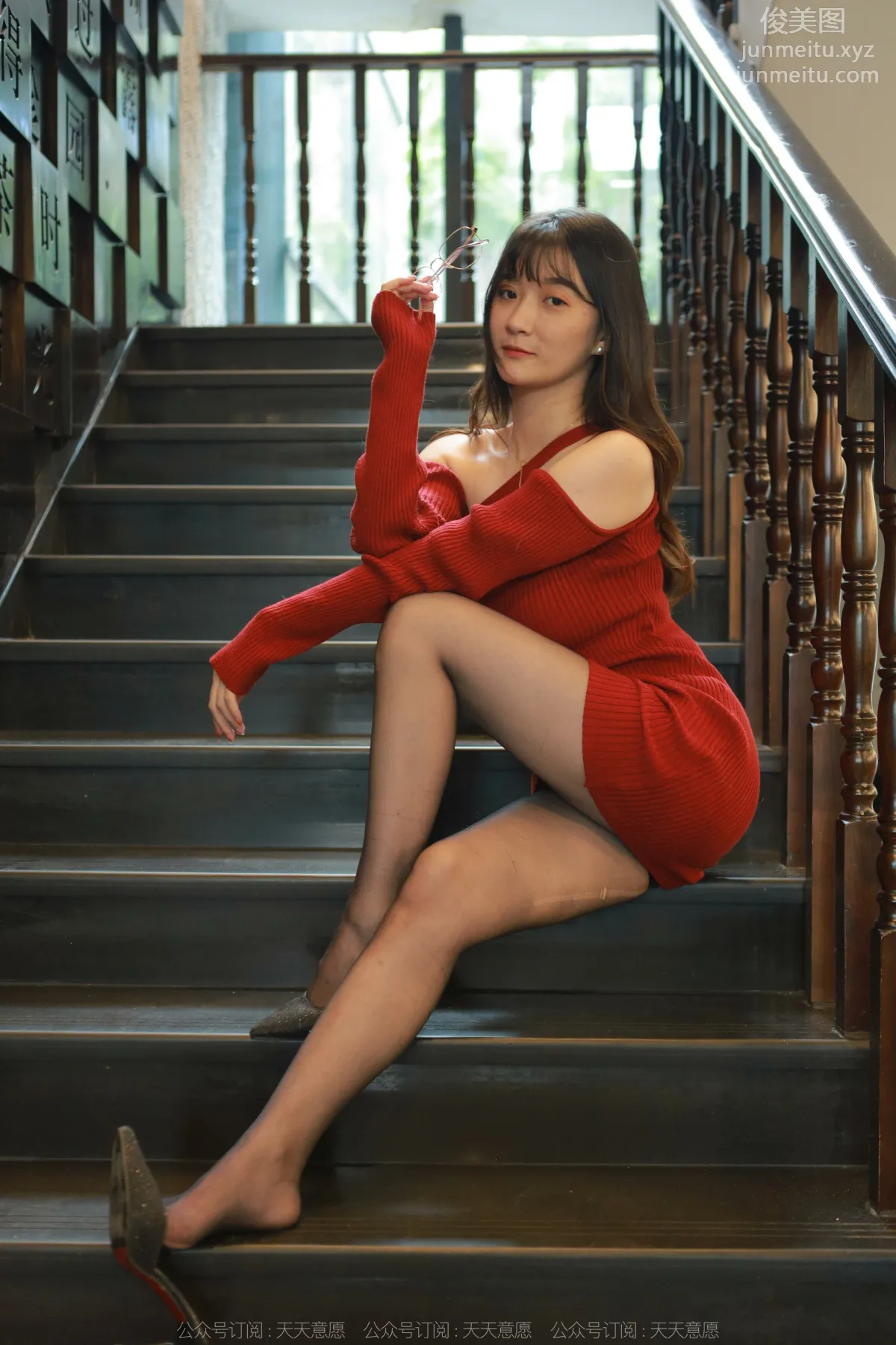 [IESS] 2022.05.22 Silk Enjoyer 1095: IESS Qiuqiu, Deep V Red Dress [85P] photo 55
