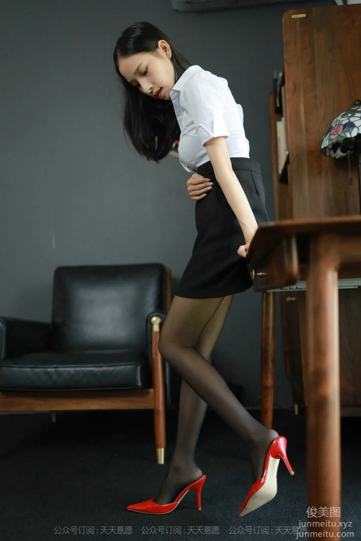 [IESS] 2021.09.15 Silk Enjoyer 919: Mei Zi, Red High Heels [96P] photo 44