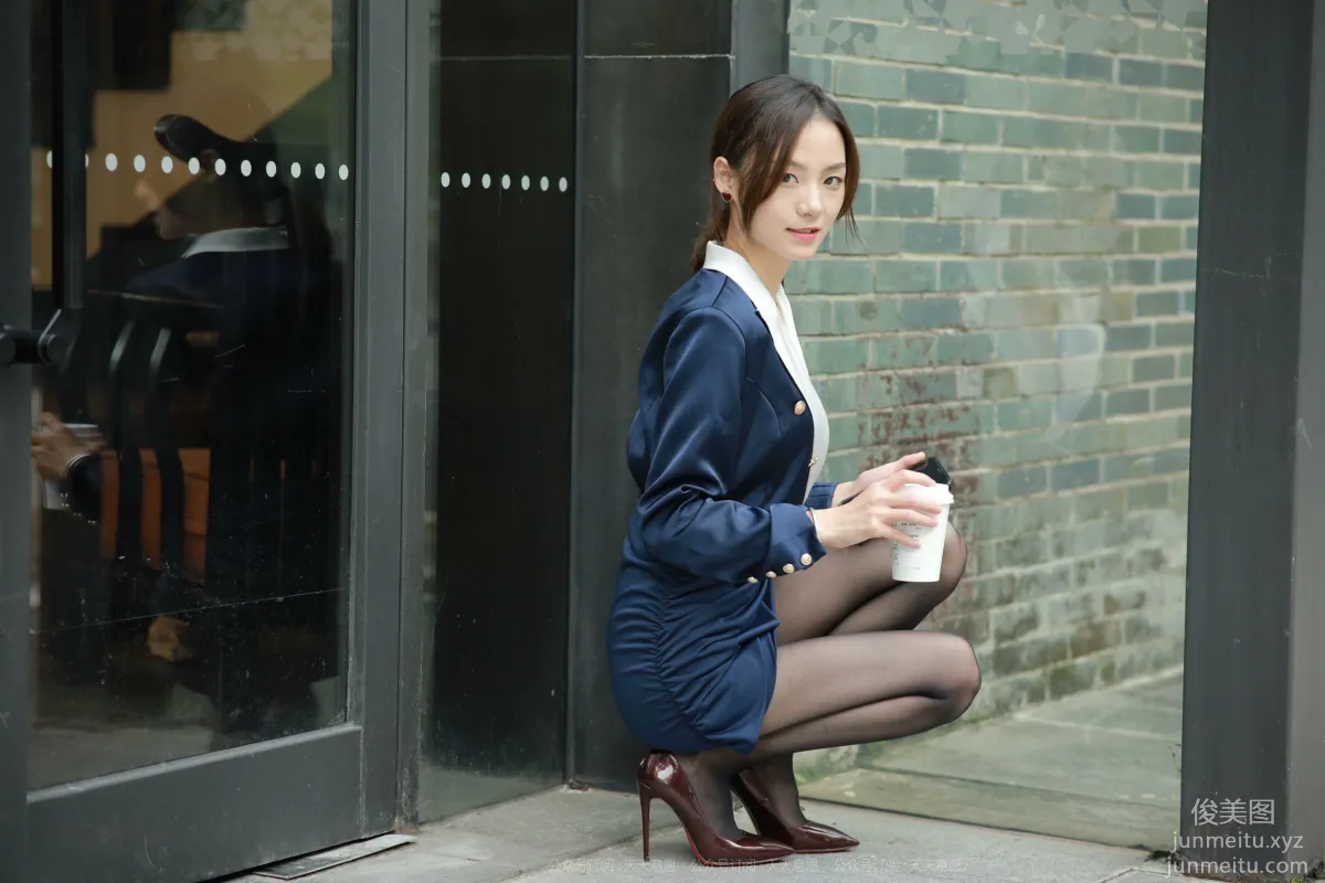 [IESS] 2021.11.05 Silk Enjoyer 966: Xiao Liu, Sexy Bodycon Professional Attire [87P] photo 5