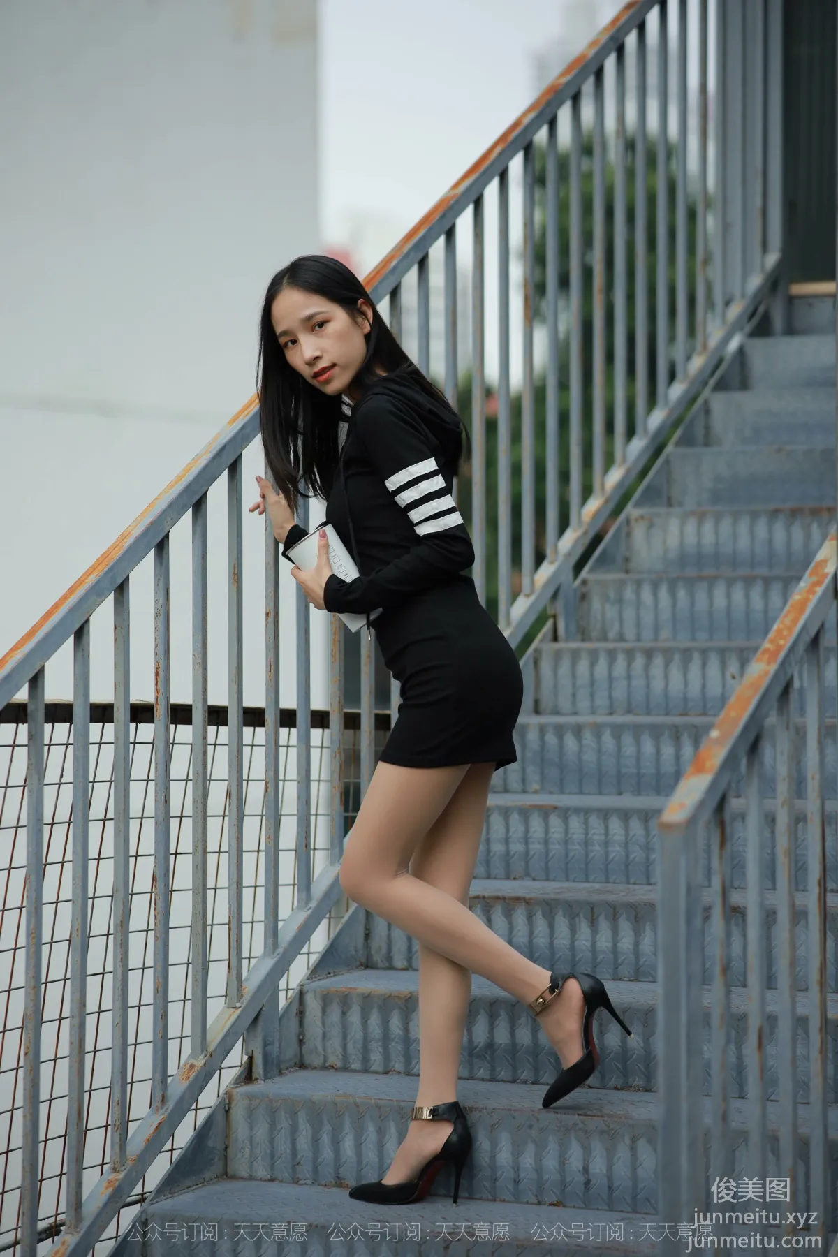 [IESS] 2021.11.06 Silk Enjoyer 967: Mei Zi, Long Legs on the Rooftop [77P] photo 24