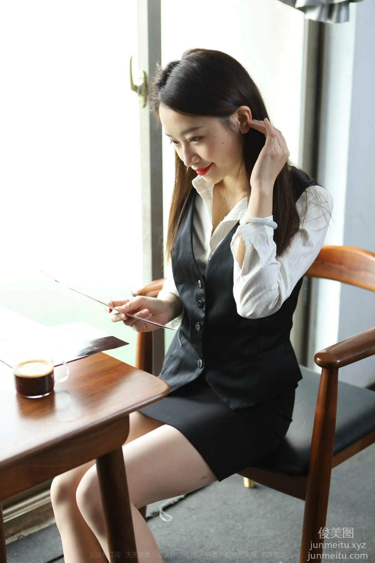 [IESS] 2021.11.12 Silk Enjoyer 972: Xiao Jie, Accompany You Working Overtime on the Weekend [94P] photo 4