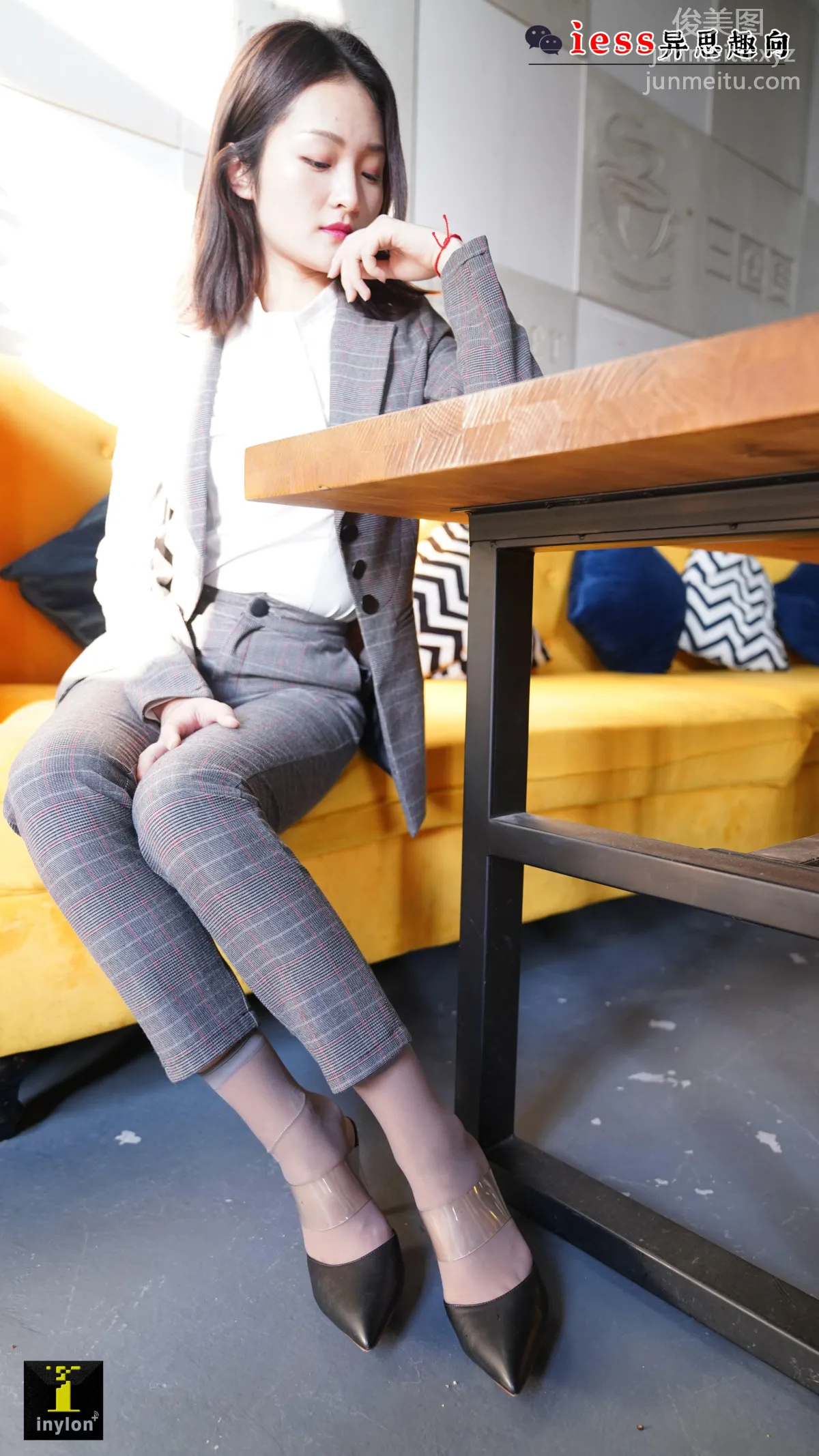 [IESS] Pu Hui Collection 132 - Ge Ge, Wonderful Short Gray Stockings Close-Up photo 6