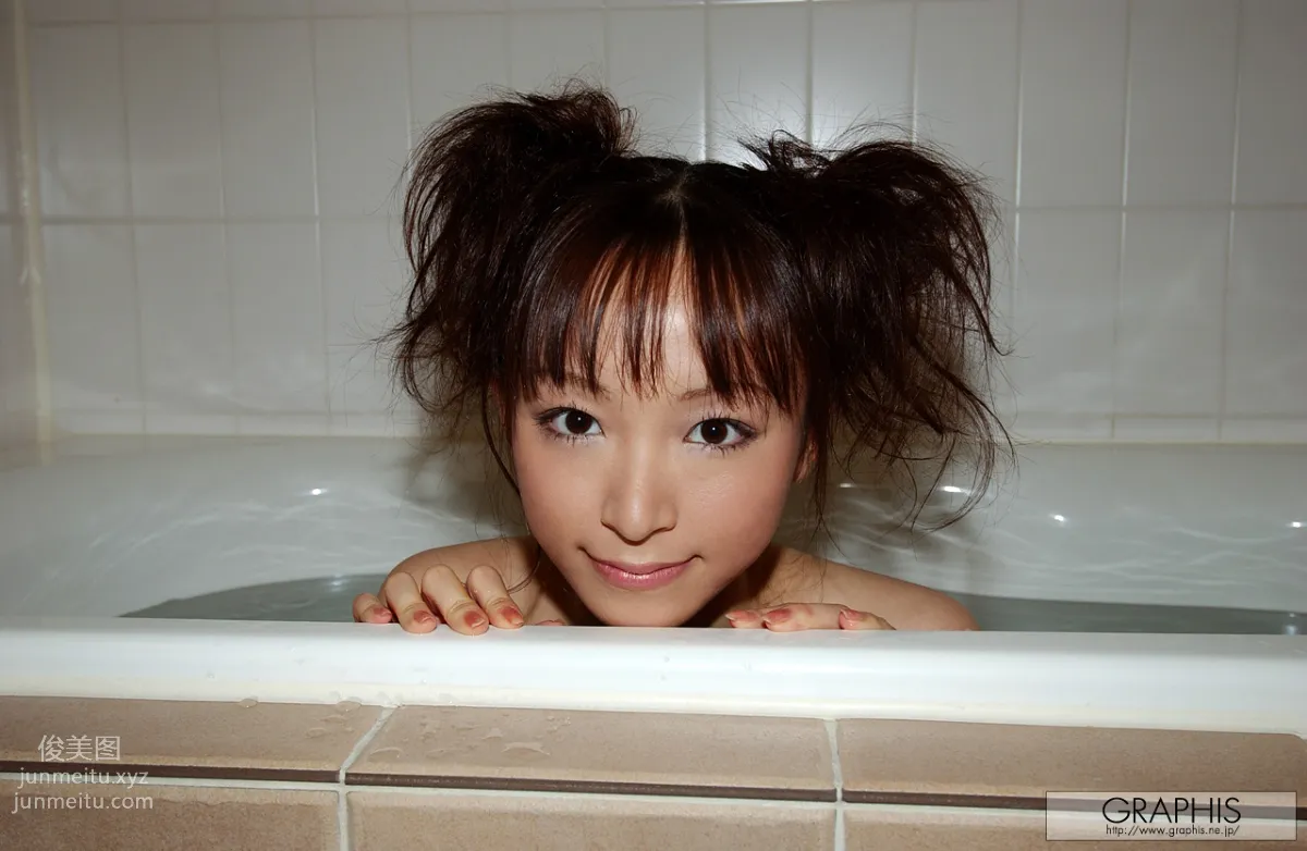 Emiru Momose: Graphis photo 7