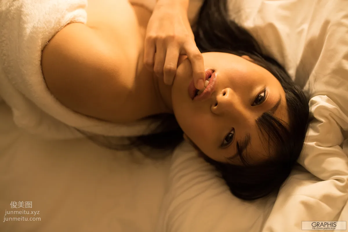 Matsuri Kiritani: Graphis first gravure photo 94