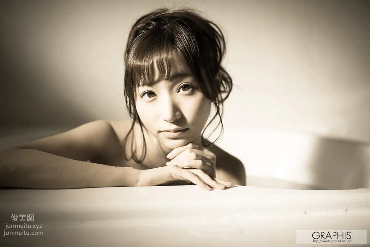 Moe Amatsuka: Graphis photo 4