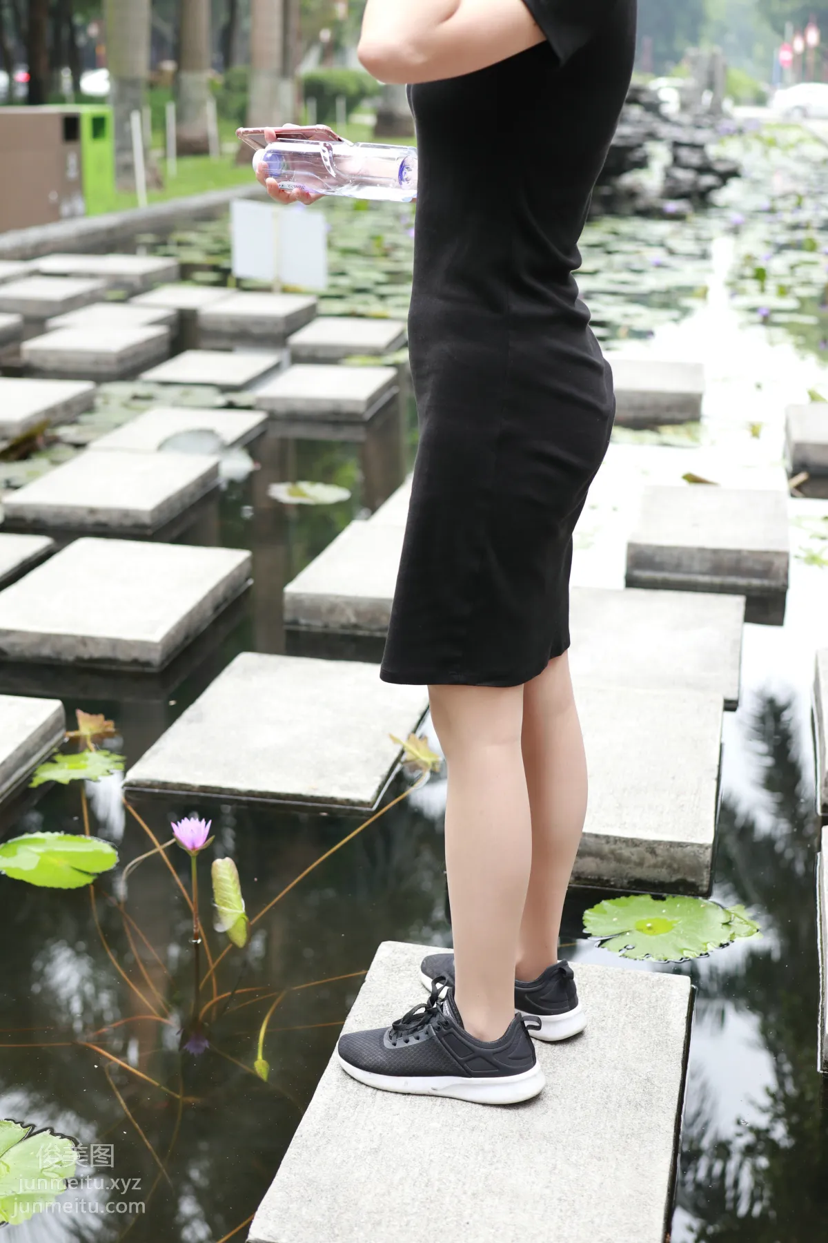 Mojing Street NO.166, High Heels and Sneakers with Stockings Alternating [135P] photo 13