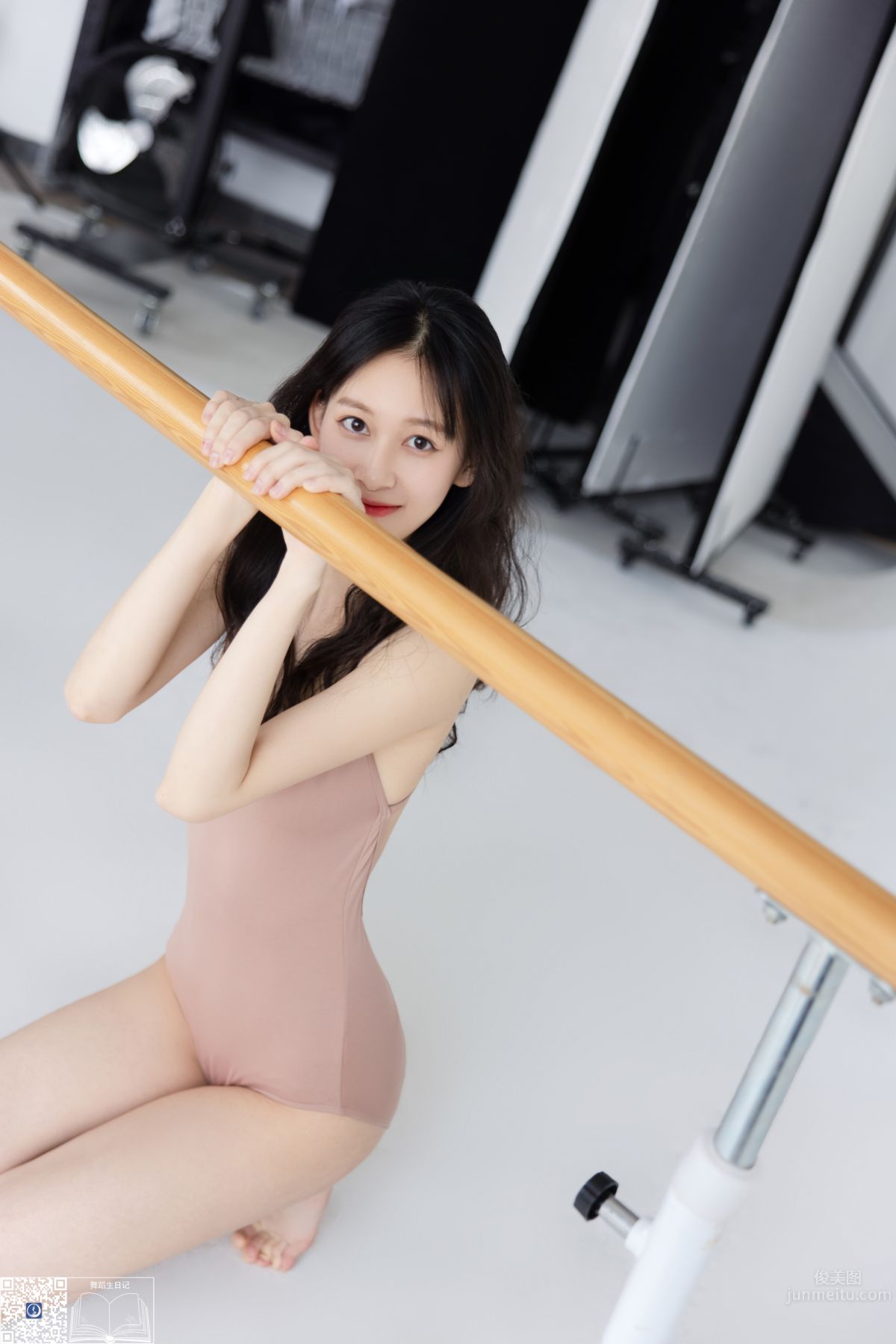 Li Li: GALLI No. 042 photo 23