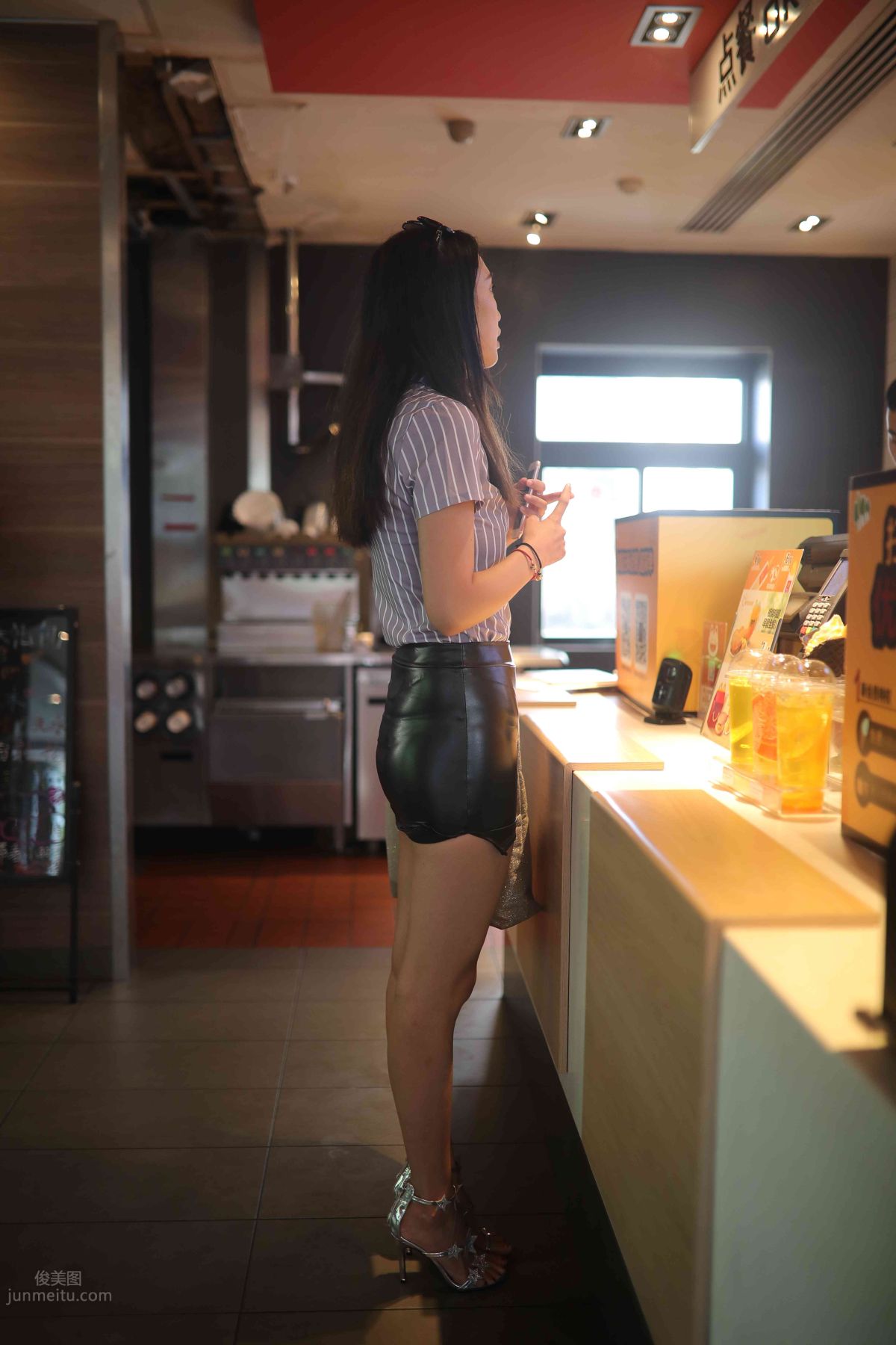 [魔鏡街拍] 003 長腿皮裙美女 1
