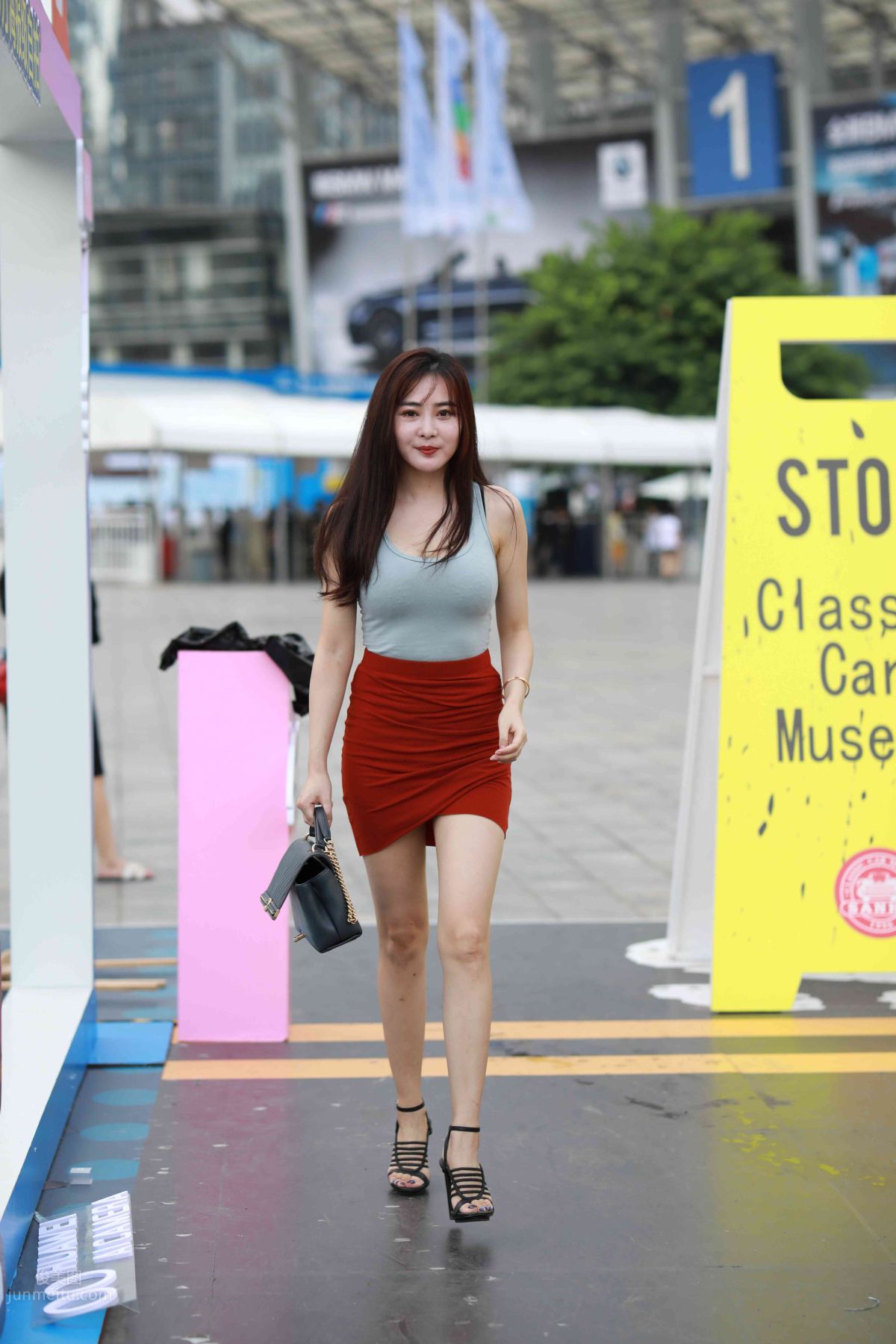 [Mojing Street] 011 Street Snap Girl in Red Skirt photo 5