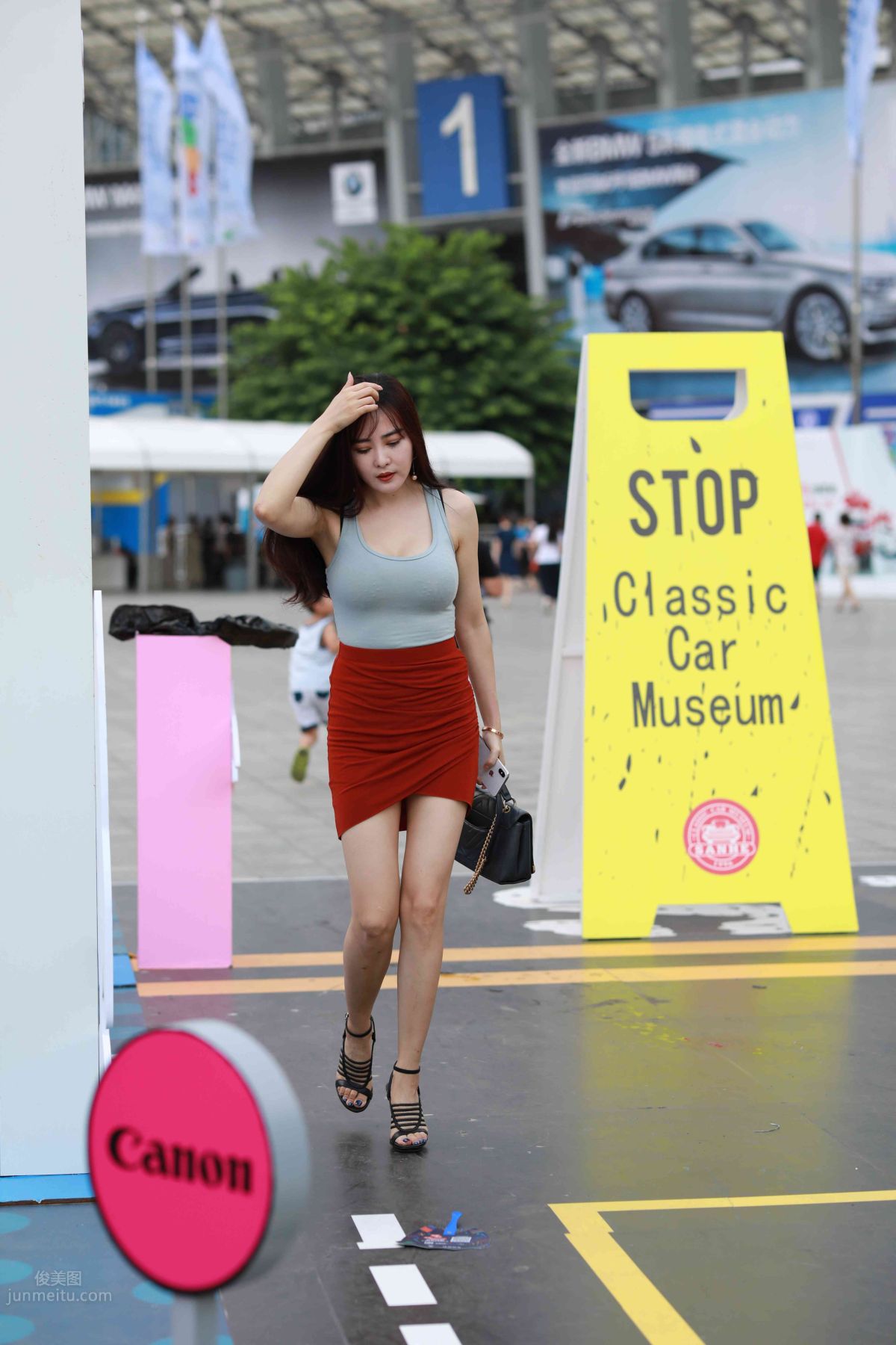 [Mojing Street] 011 Street Snap Girl in Red Skirt photo 7