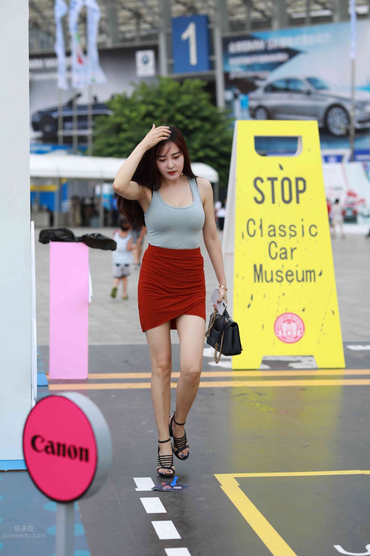 [Mojing Street] 011 Street Snap Girl in Red Skirt photo 9
