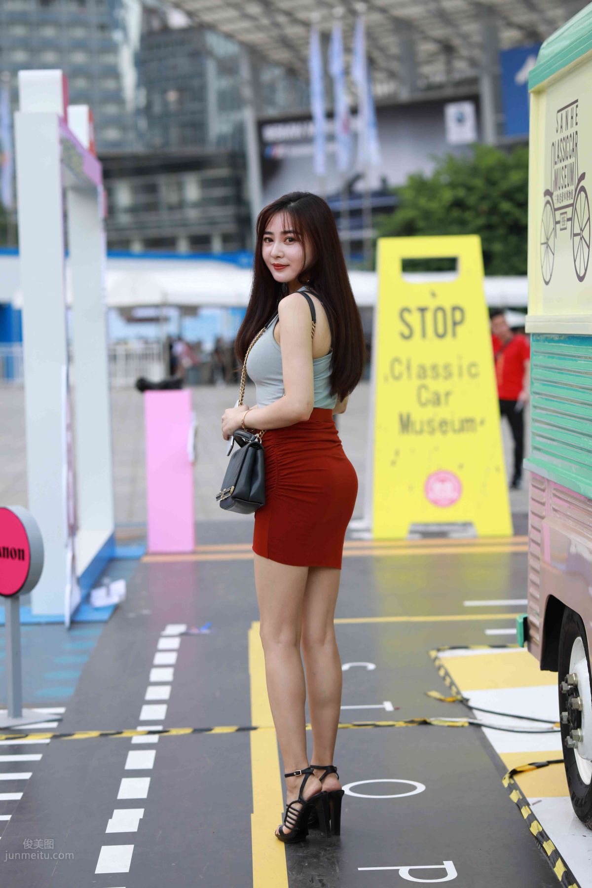 [Mojing Street] 011 Street Snap Girl in Red Skirt photo 52