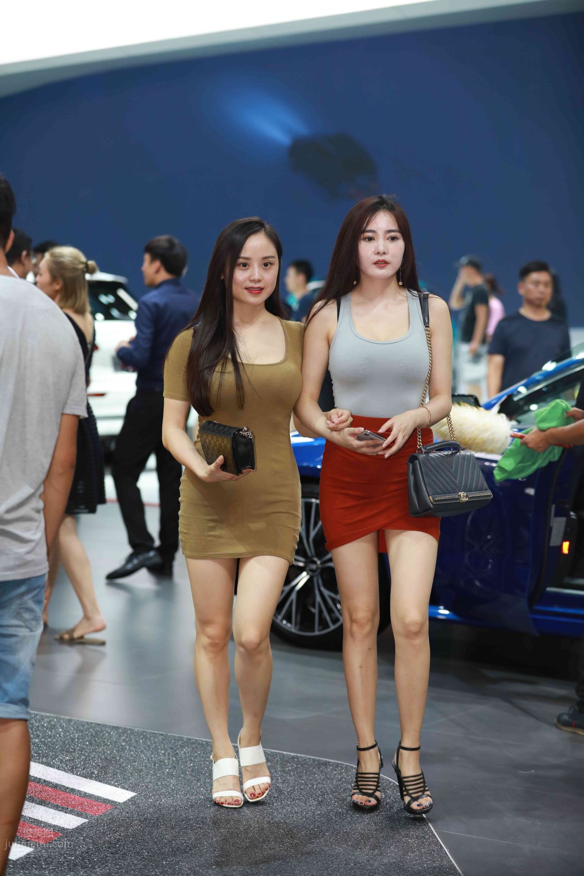 [Mojing Street] 011 Street Snap Girl in Red Skirt photo 125