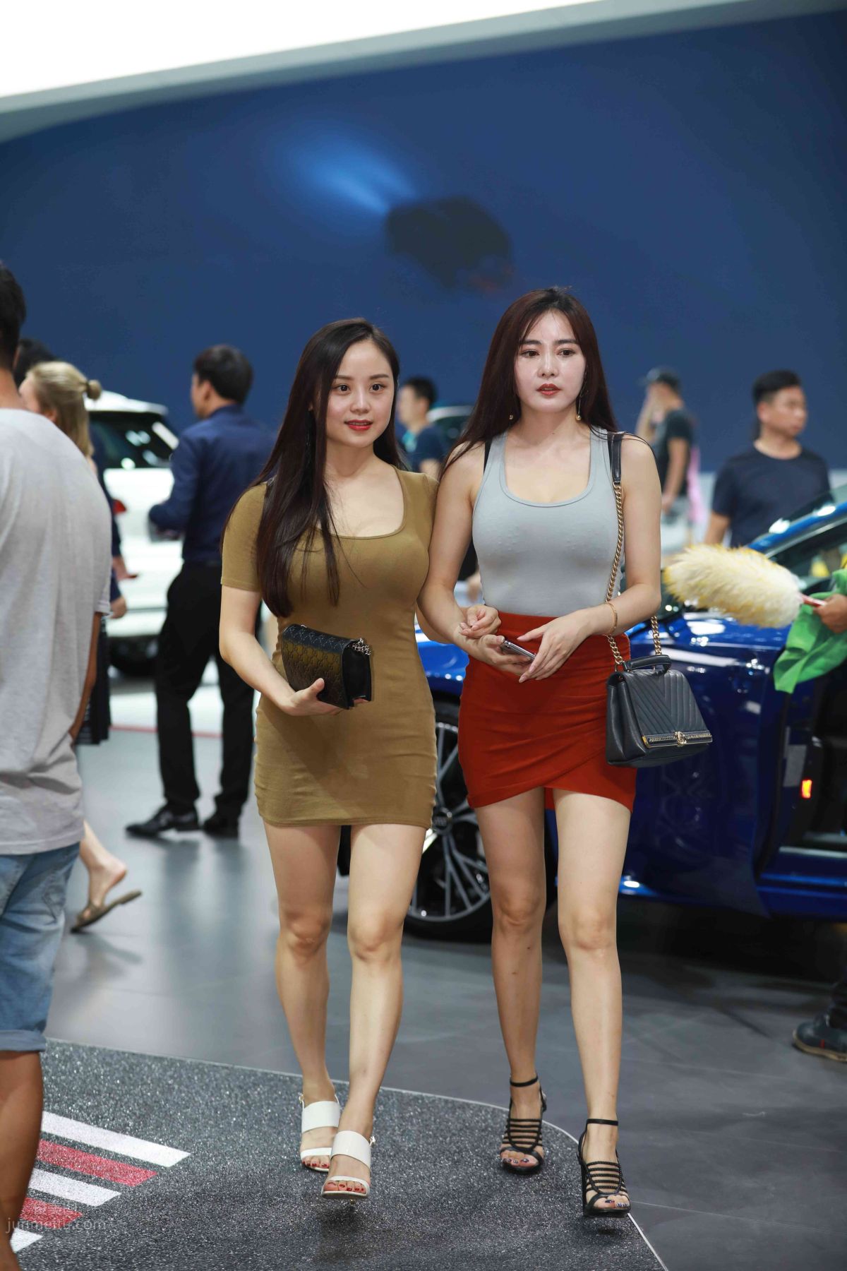 [Mojing Street] 011 Street Snap Girl in Red Skirt photo 126