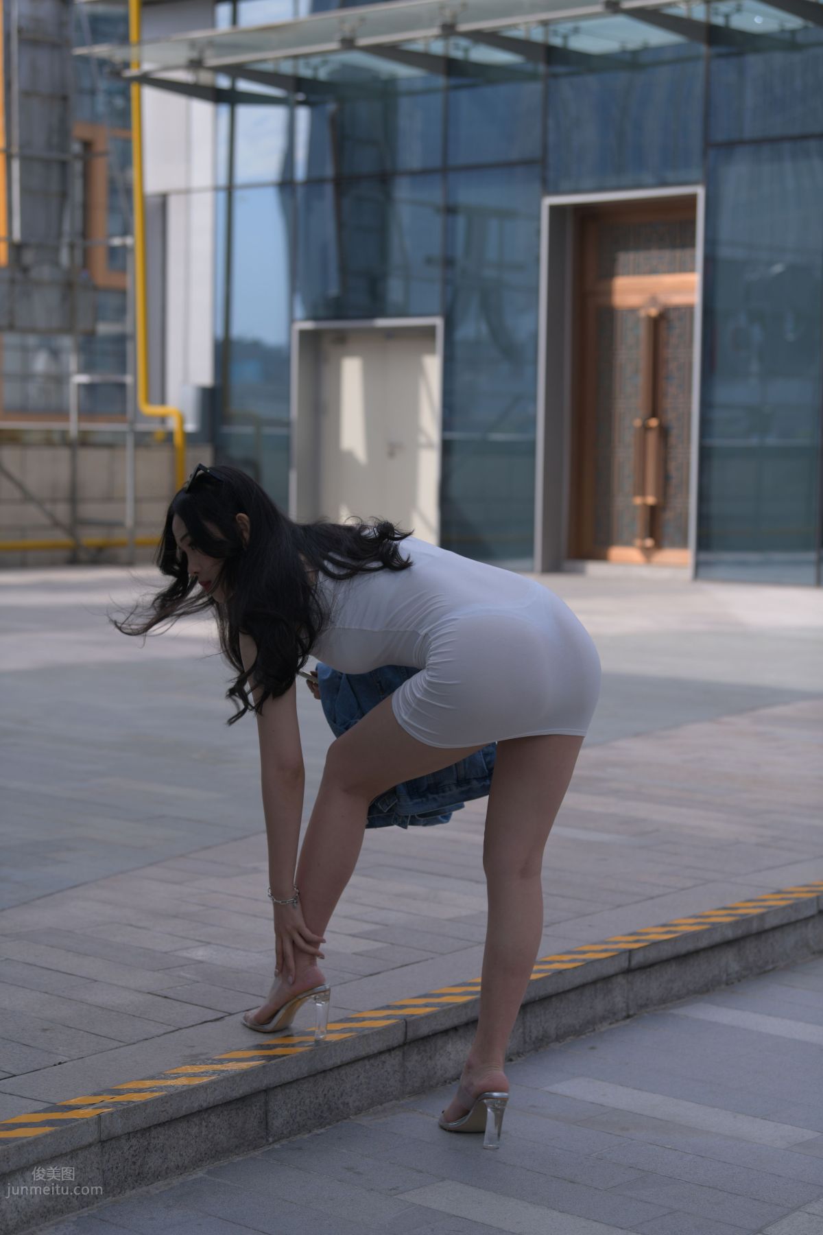 [魔鏡街拍] 014 超性感白色包臀裙美女 145