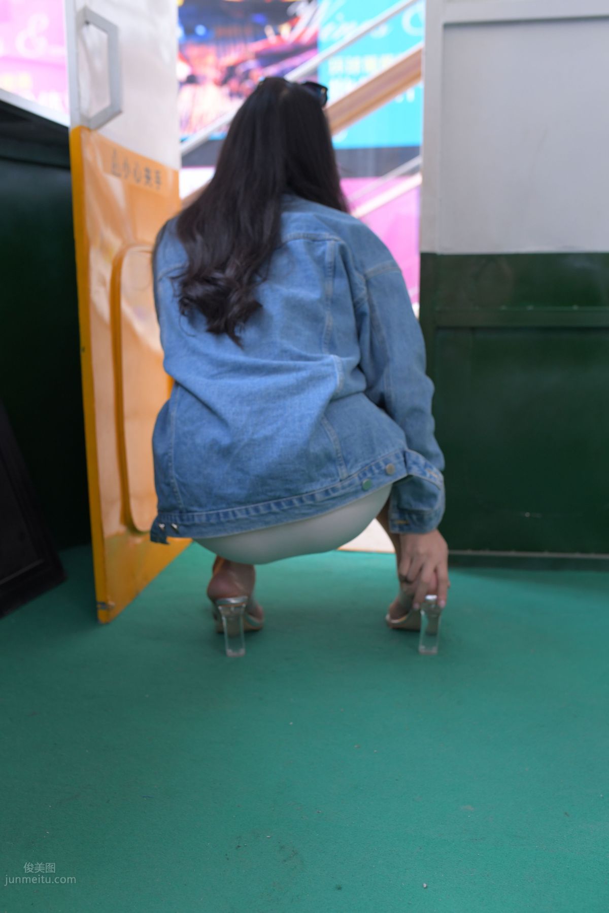 [魔鏡街拍] 014 超性感白色包臀裙美女 221