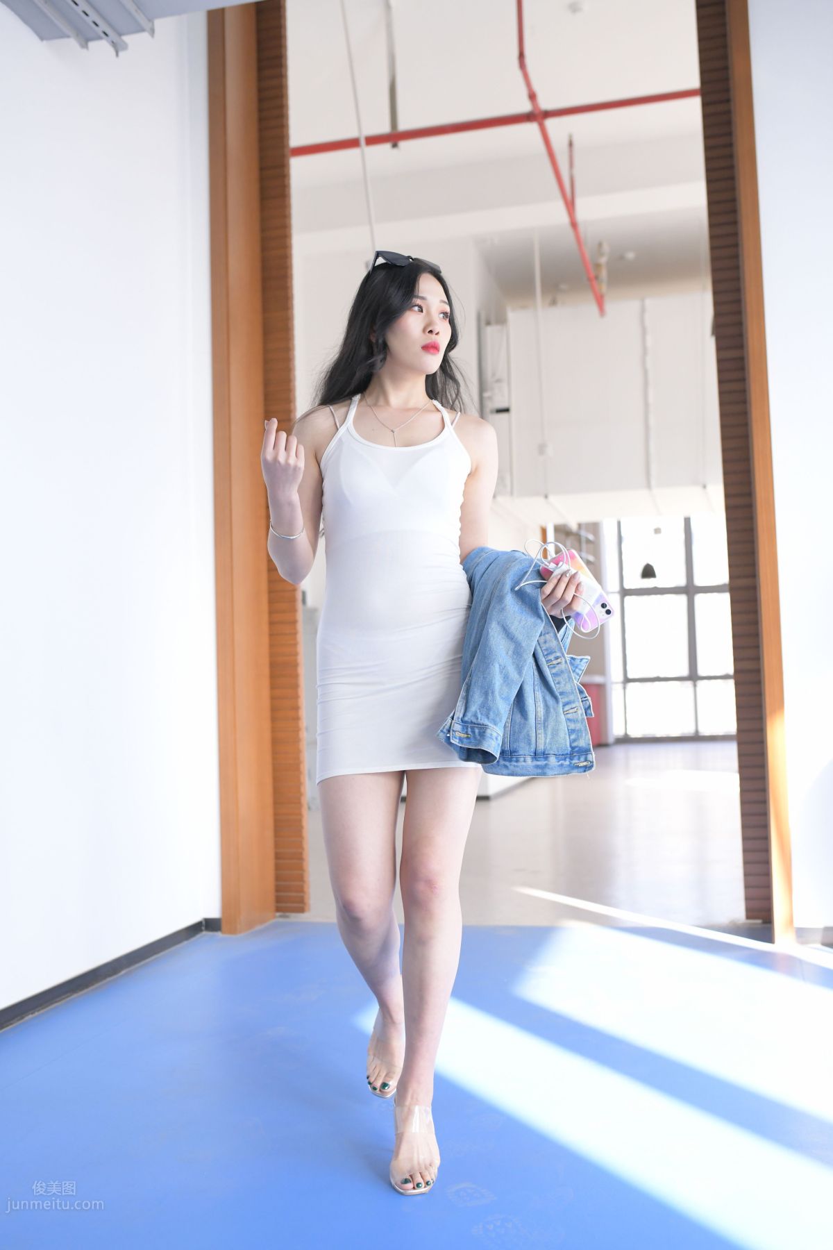 [魔鏡街拍] 014 超性感白色包臀裙美女 257