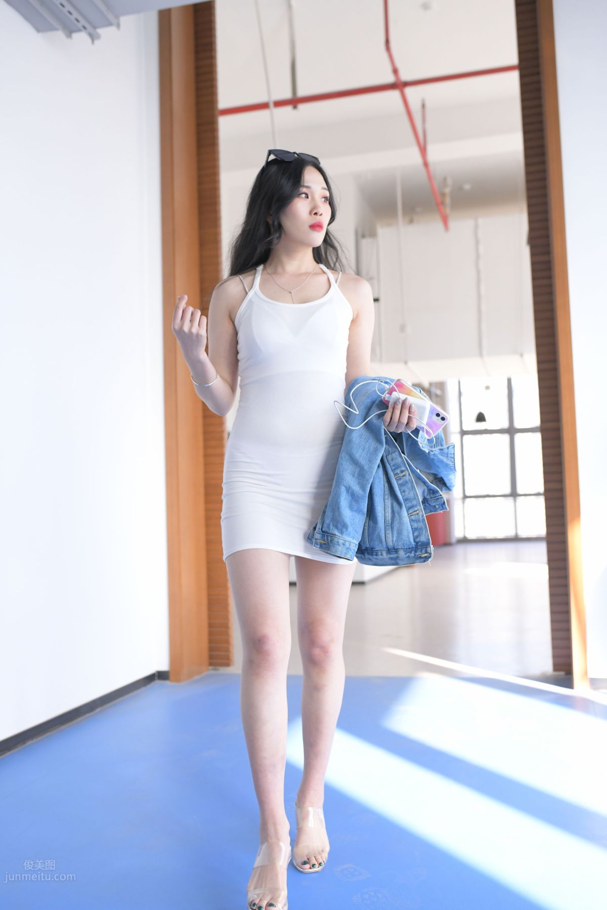[魔鏡街拍] 014 超性感白色包臀裙美女 258