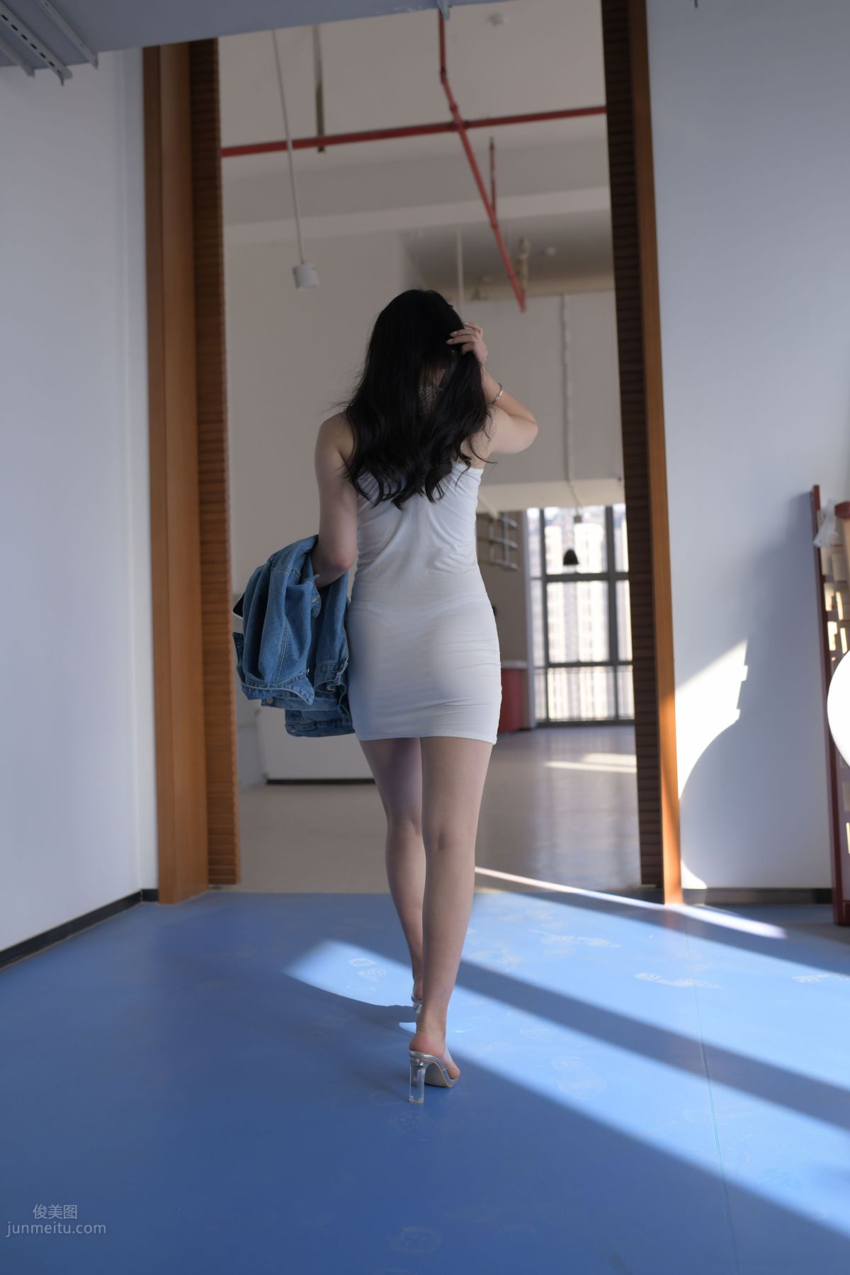 [魔鏡街拍] 014 超性感白色包臀裙美女 267