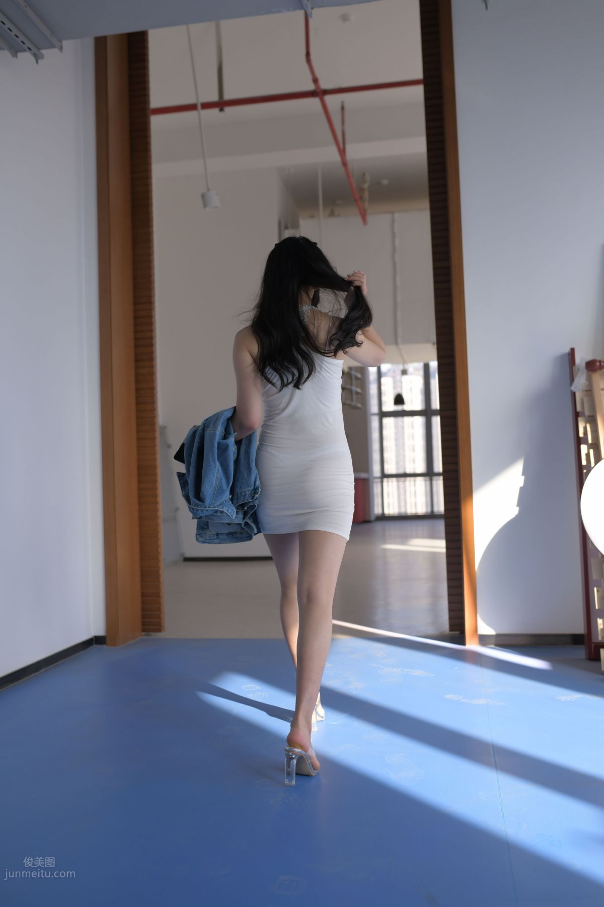 [魔鏡街拍] 014 超性感白色包臀裙美女 268