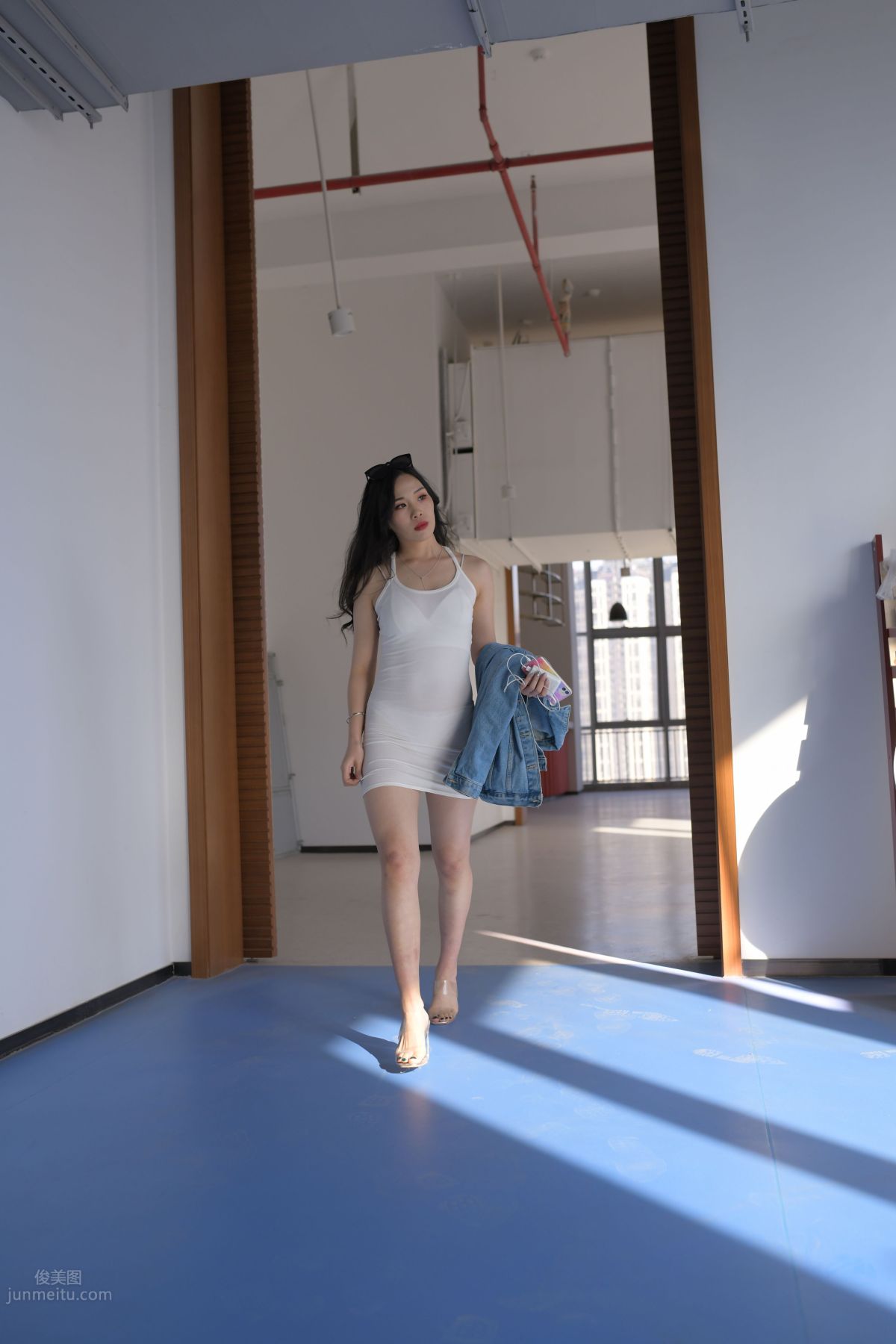 [魔鏡街拍] 014 超性感白色包臀裙美女 275