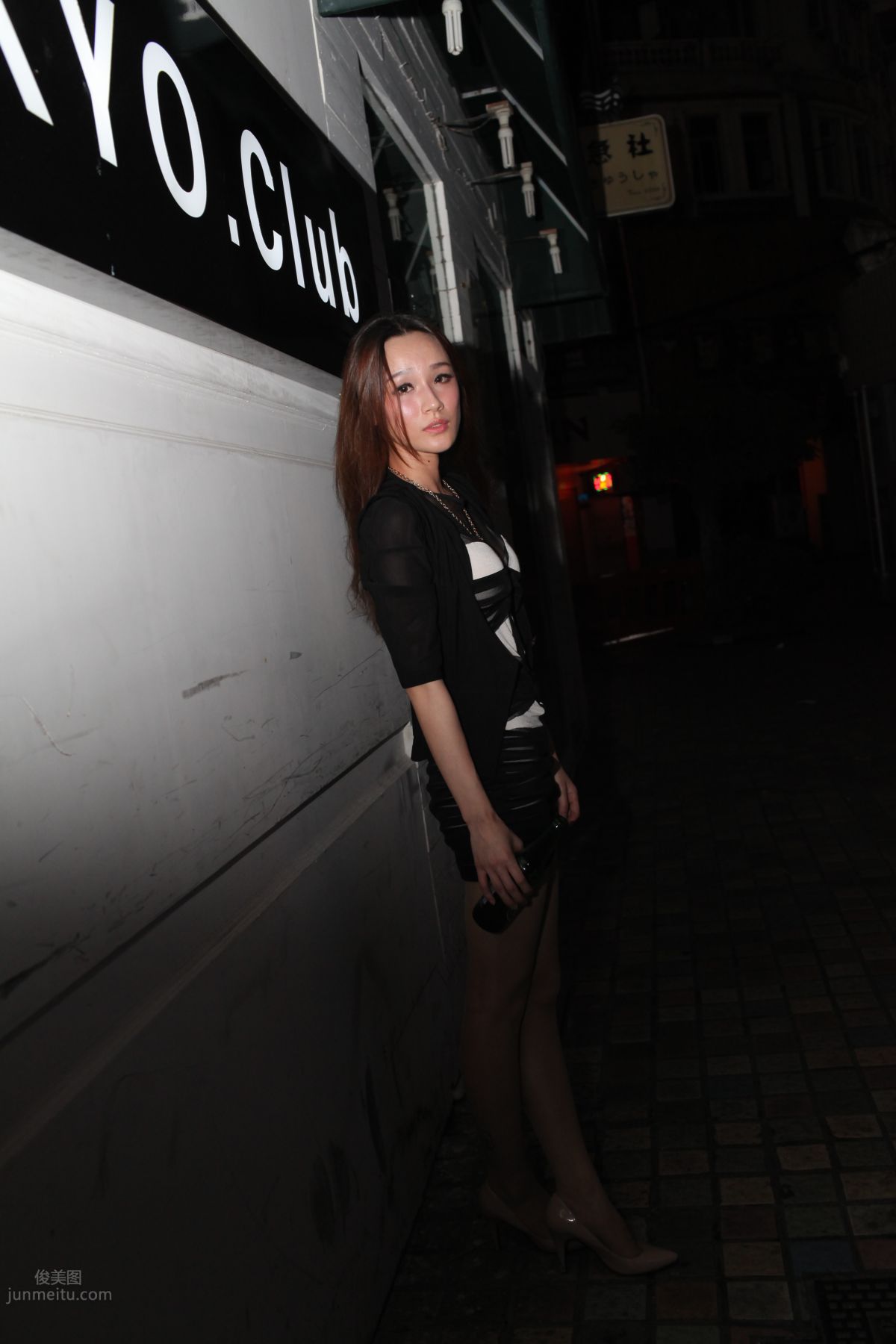 [Mojing Street] 076 [Huihui Model Shoot] Beauty with Flesh-Colored Stockings and Beautiful Legs Drinking Late at Night photo 47