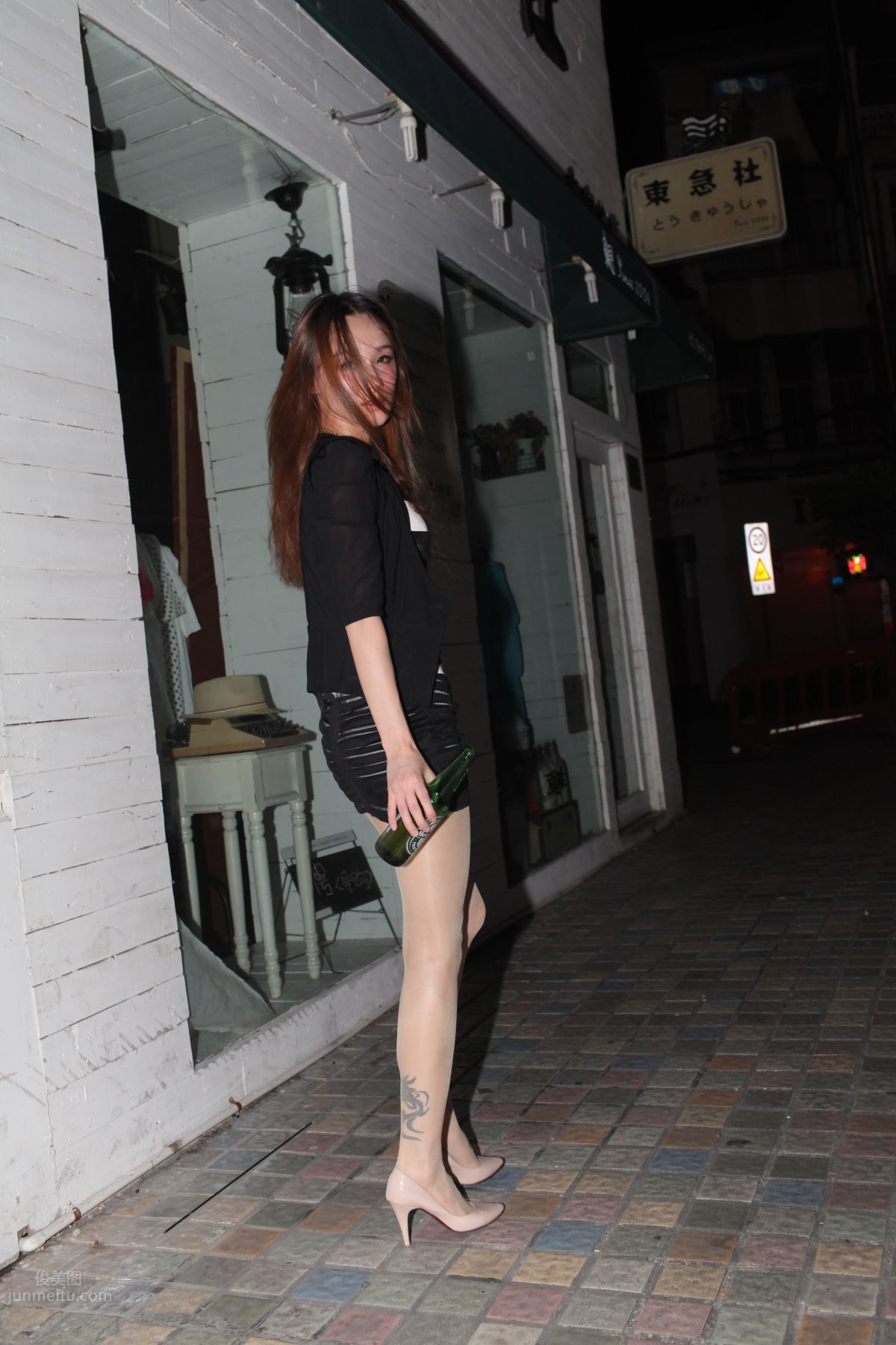[Mojing Street] 076 [Huihui Model Shoot] Beauty with Flesh-Colored Stockings and Beautiful Legs Drinking Late at Night photo 48