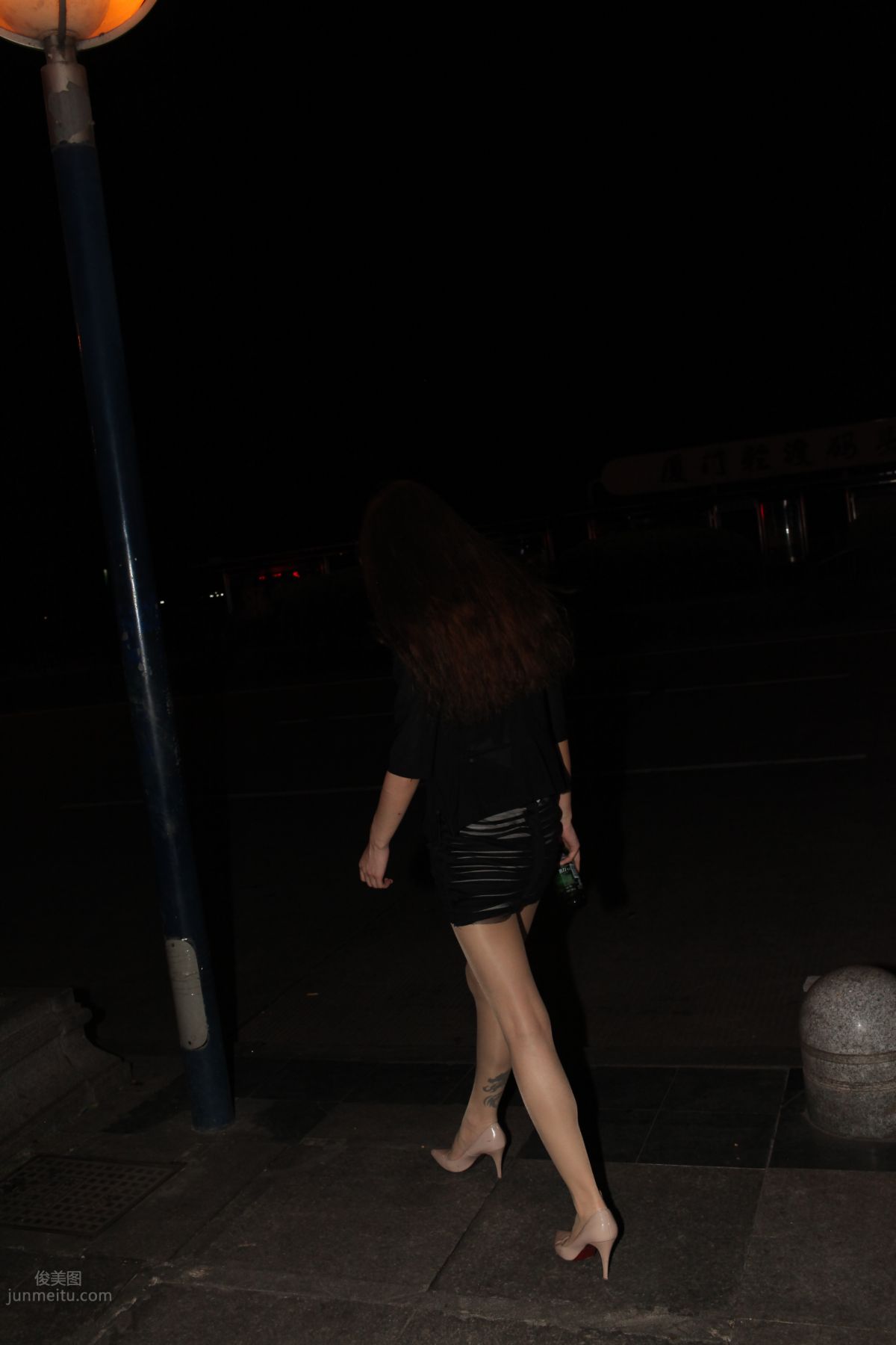 [Mojing Street] 076 [Huihui Model Shoot] Beauty with Flesh-Colored Stockings and Beautiful Legs Drinking Late at Night photo 56