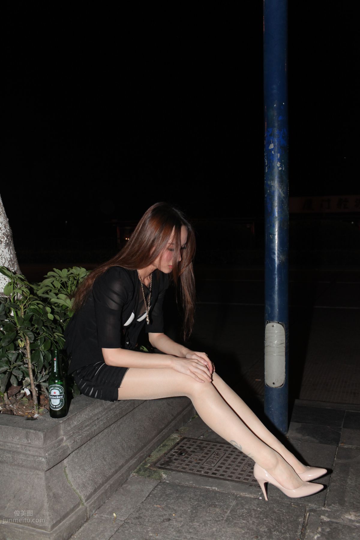 [Mojing Street] 076 [Huihui Model Shoot] Beauty with Flesh-Colored Stockings and Beautiful Legs Drinking Late at Night photo 63