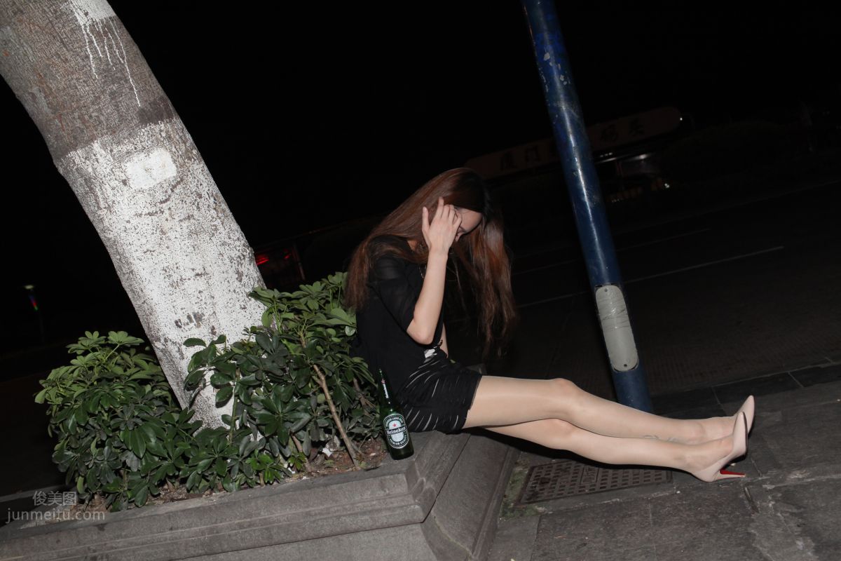 [Mojing Street] 076 [Huihui Model Shoot] Beauty with Flesh-Colored Stockings and Beautiful Legs Drinking Late at Night photo 77