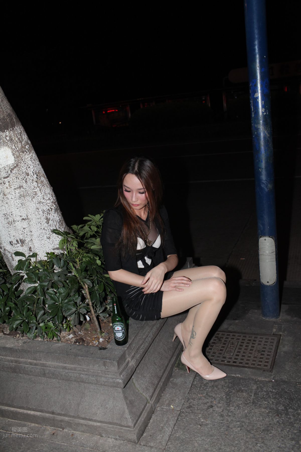 [Mojing Street] 076 [Huihui Model Shoot] Beauty with Flesh-Colored Stockings and Beautiful Legs Drinking Late at Night photo 79