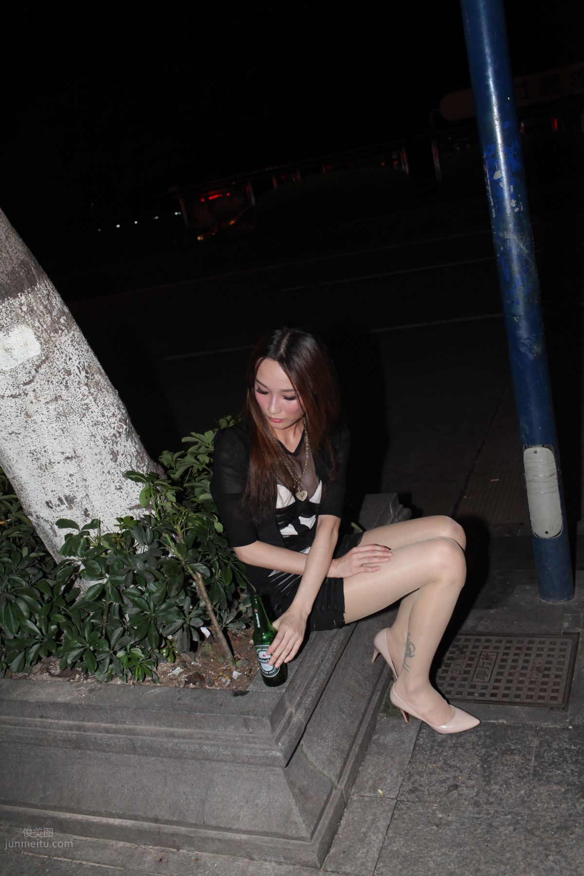 [Mojing Street] 076 [Huihui Model Shoot] Beauty with Flesh-Colored Stockings and Beautiful Legs Drinking Late at Night photo 80