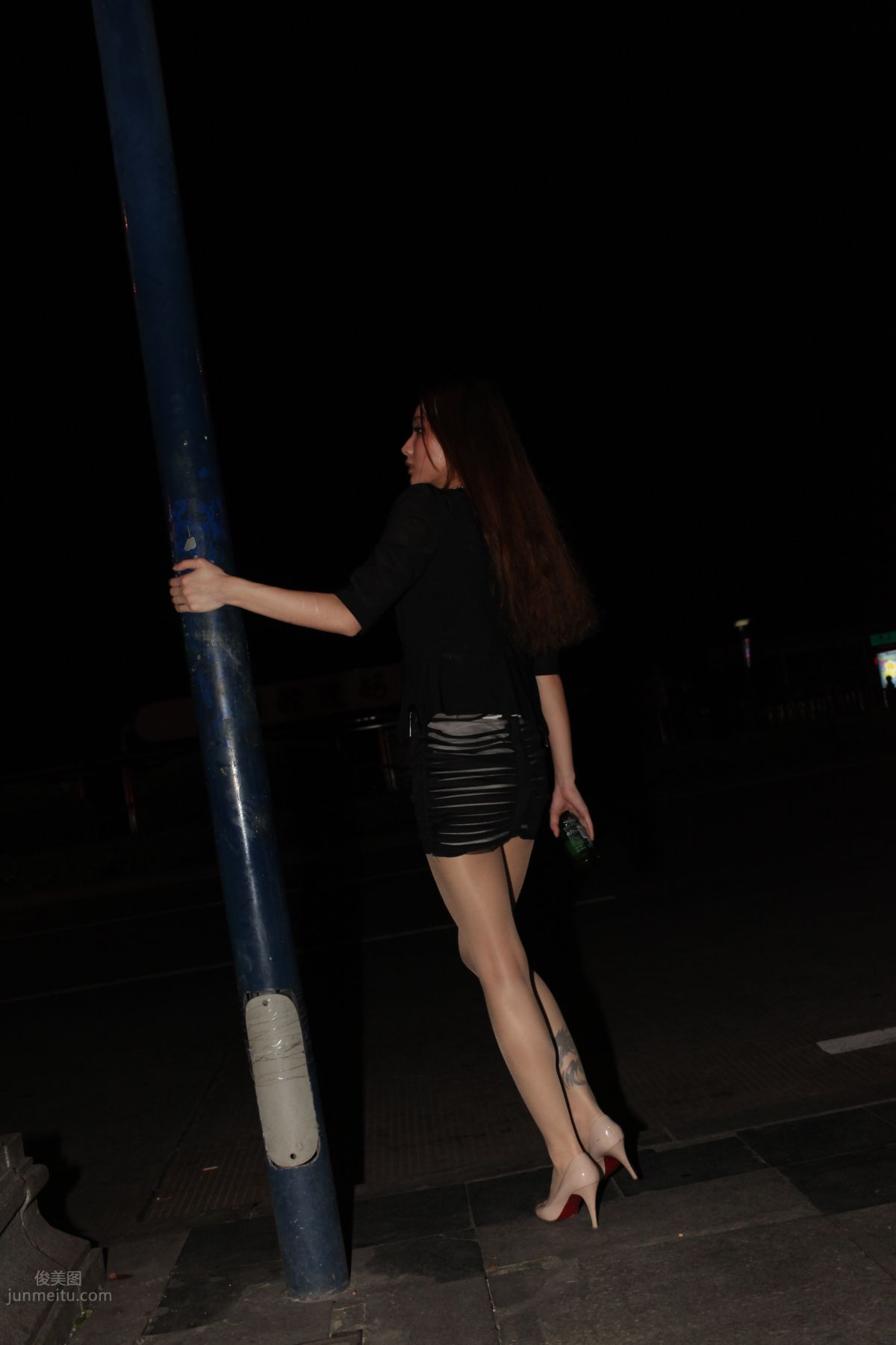 [Mojing Street] 076 [Huihui Model Shoot] Beauty with Flesh-Colored Stockings and Beautiful Legs Drinking Late at Night photo 82