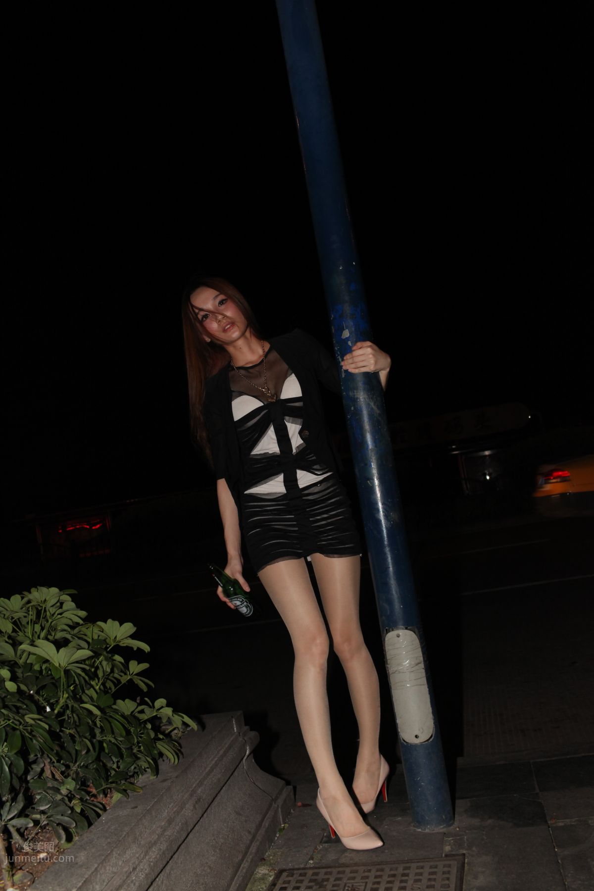 [Mojing Street] 076 [Huihui Model Shoot] Beauty with Flesh-Colored Stockings and Beautiful Legs Drinking Late at Night photo 83