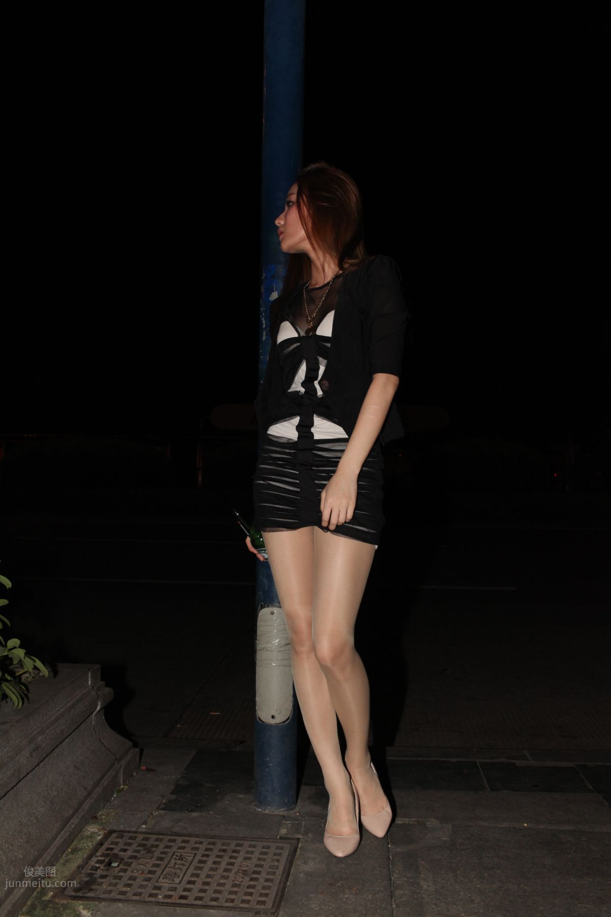 [Mojing Street] 076 [Huihui Model Shoot] Beauty with Flesh-Colored Stockings and Beautiful Legs Drinking Late at Night photo 85