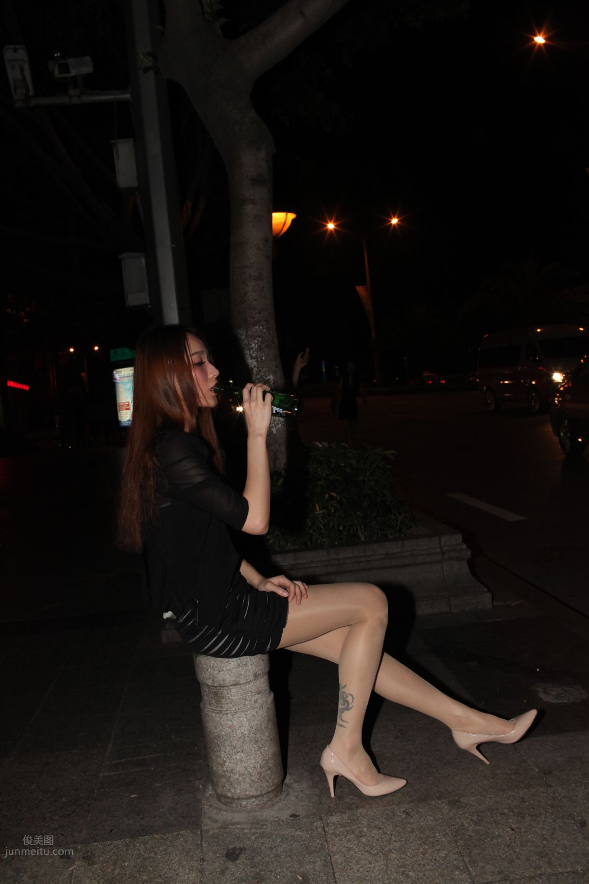 [Mojing Street] 076 [Huihui Model Shoot] Beauty with Flesh-Colored Stockings and Beautiful Legs Drinking Late at Night photo 91