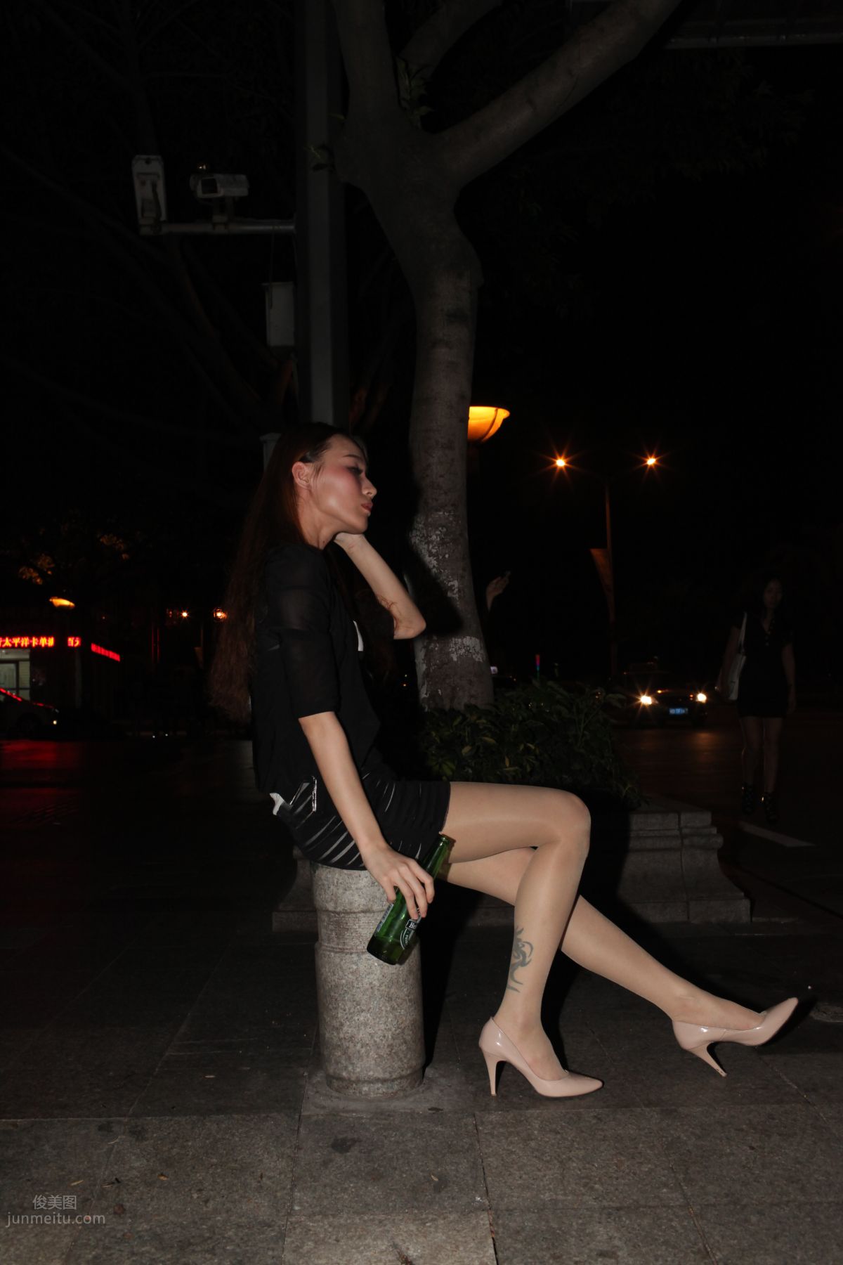 [Mojing Street] 076 [Huihui Model Shoot] Beauty with Flesh-Colored Stockings and Beautiful Legs Drinking Late at Night photo 92