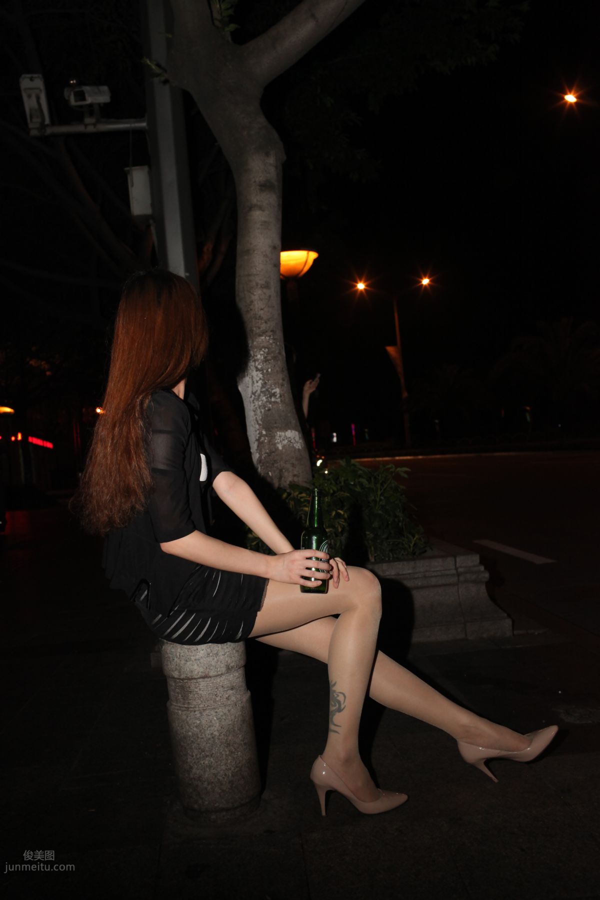 [Mojing Street] 076 [Huihui Model Shoot] Beauty with Flesh-Colored Stockings and Beautiful Legs Drinking Late at Night photo 95