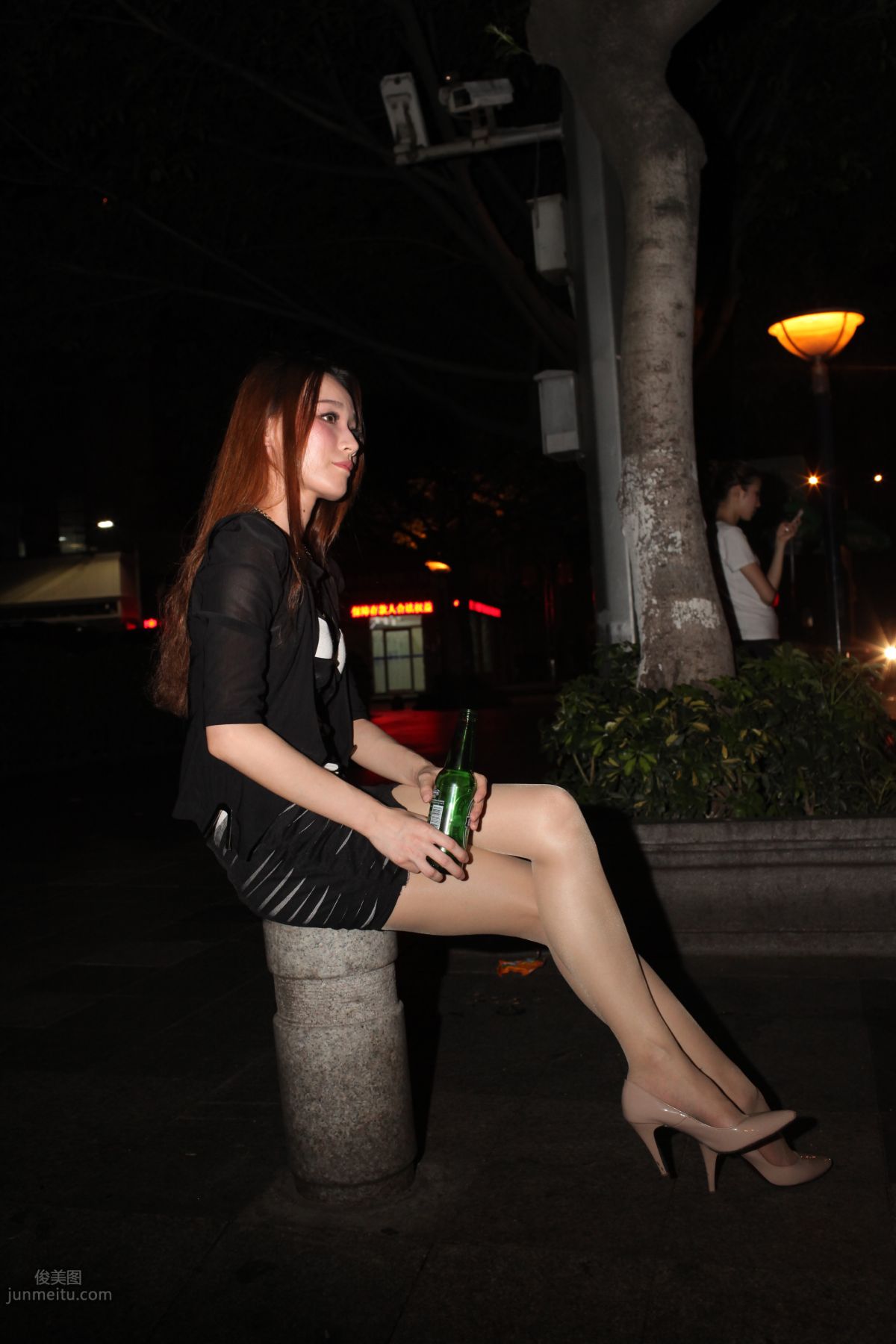 [Mojing Street] 076 [Huihui Model Shoot] Beauty with Flesh-Colored Stockings and Beautiful Legs Drinking Late at Night photo 108