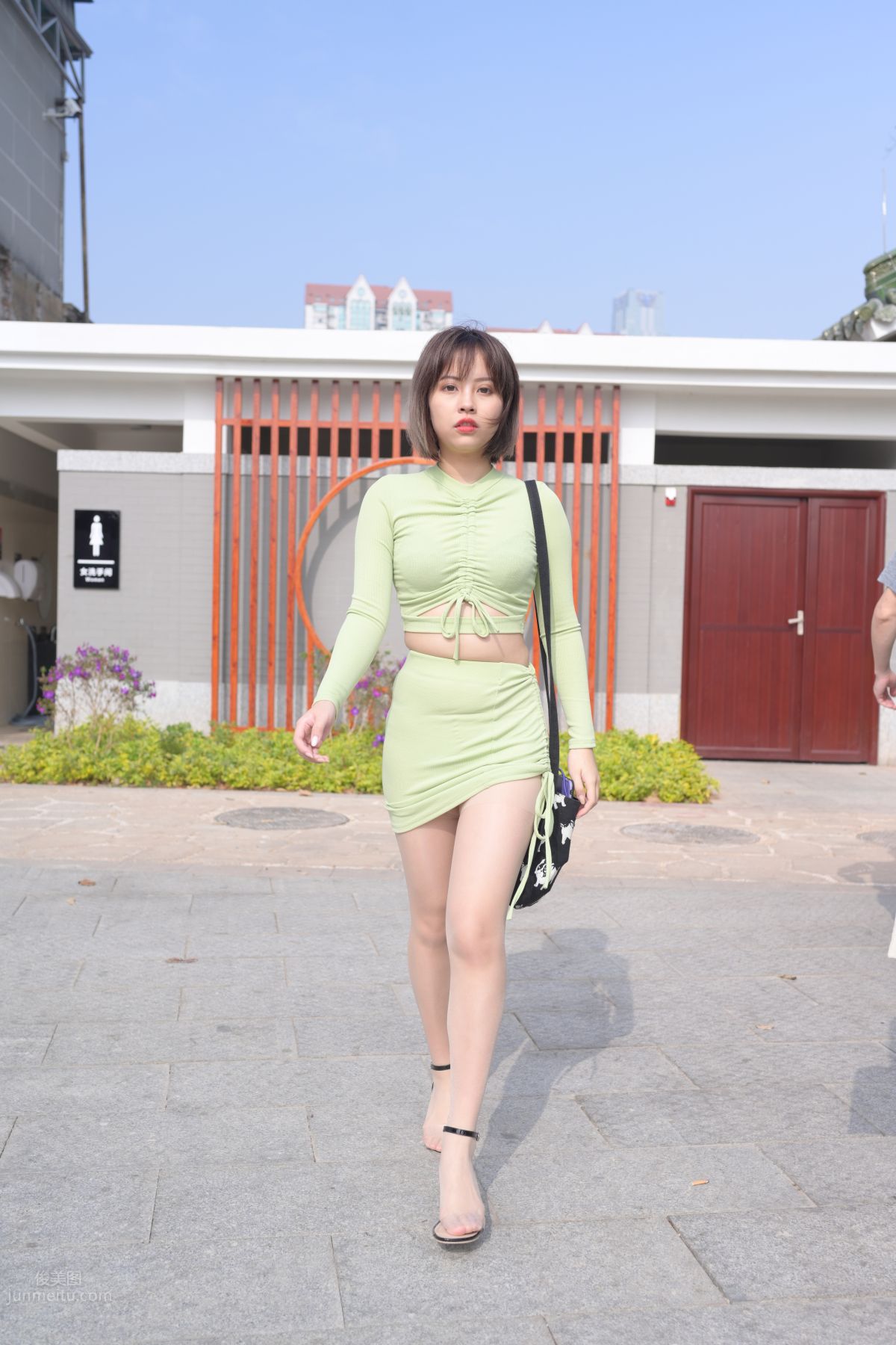 [Mojing Street] 083 SM_0007 Cheng Sheng Street Snap, Chubby Beauty in Flesh-Colored Stockings, Sexy Close-Up of Her Feet photo 5