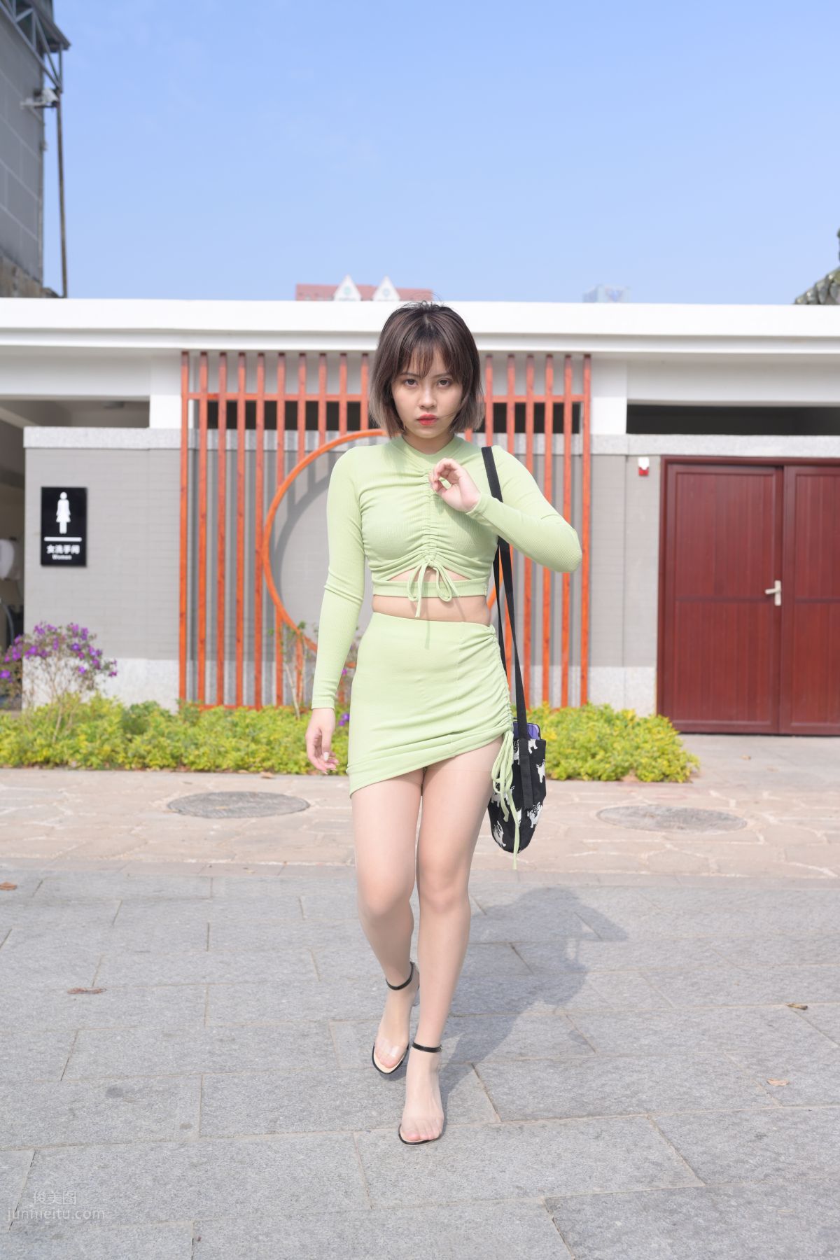 [Mojing Street] 083 SM_0007 Cheng Sheng Street Snap, Chubby Beauty in Flesh-Colored Stockings, Sexy Close-Up of Her Feet photo 3