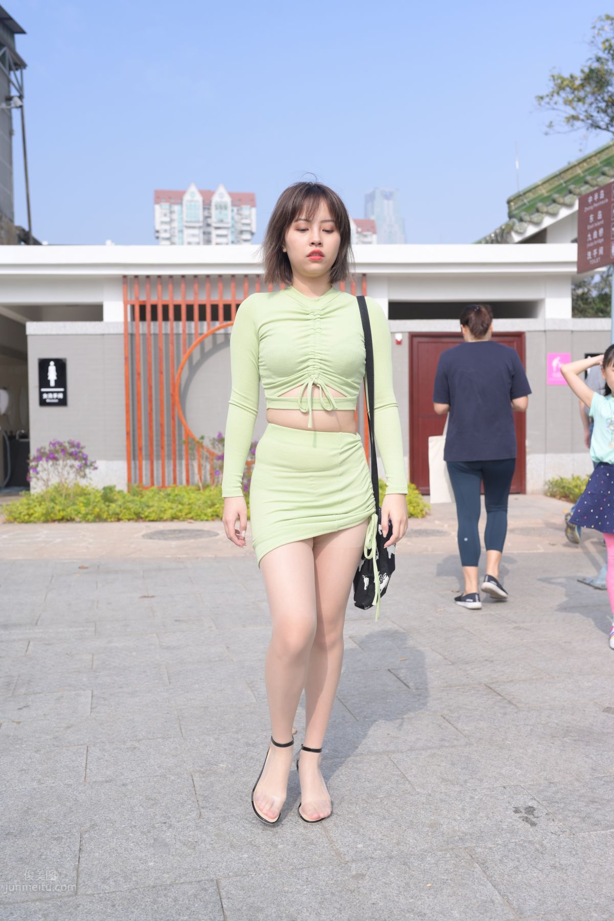 [Mojing Street] 083 SM_0007 Cheng Sheng Street Snap, Chubby Beauty in Flesh-Colored Stockings, Sexy Close-Up of Her Feet photo 9