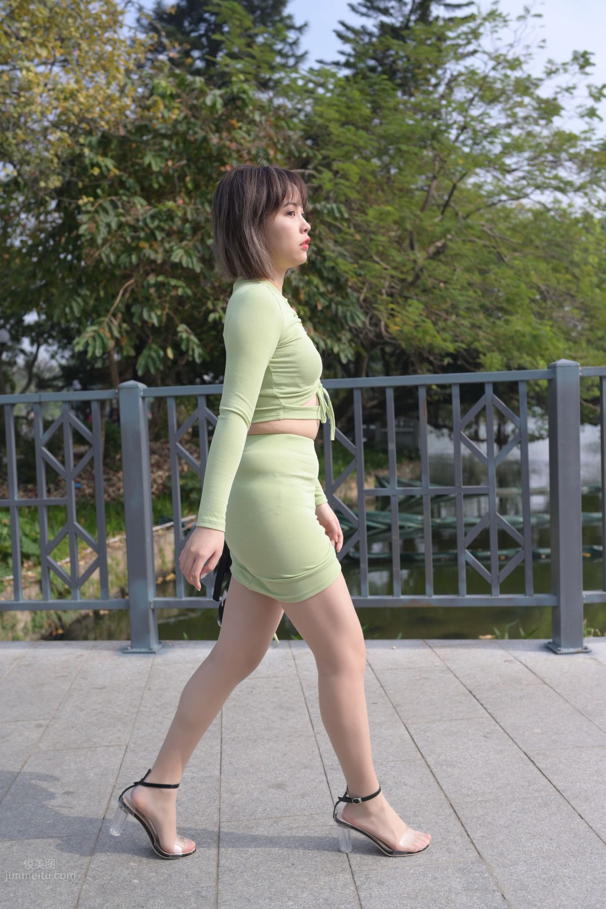 [Mojing Street] 083 SM_0007 Cheng Sheng Street Snap, Chubby Beauty in Flesh-Colored Stockings, Sexy Close-Up of Her Feet photo 18