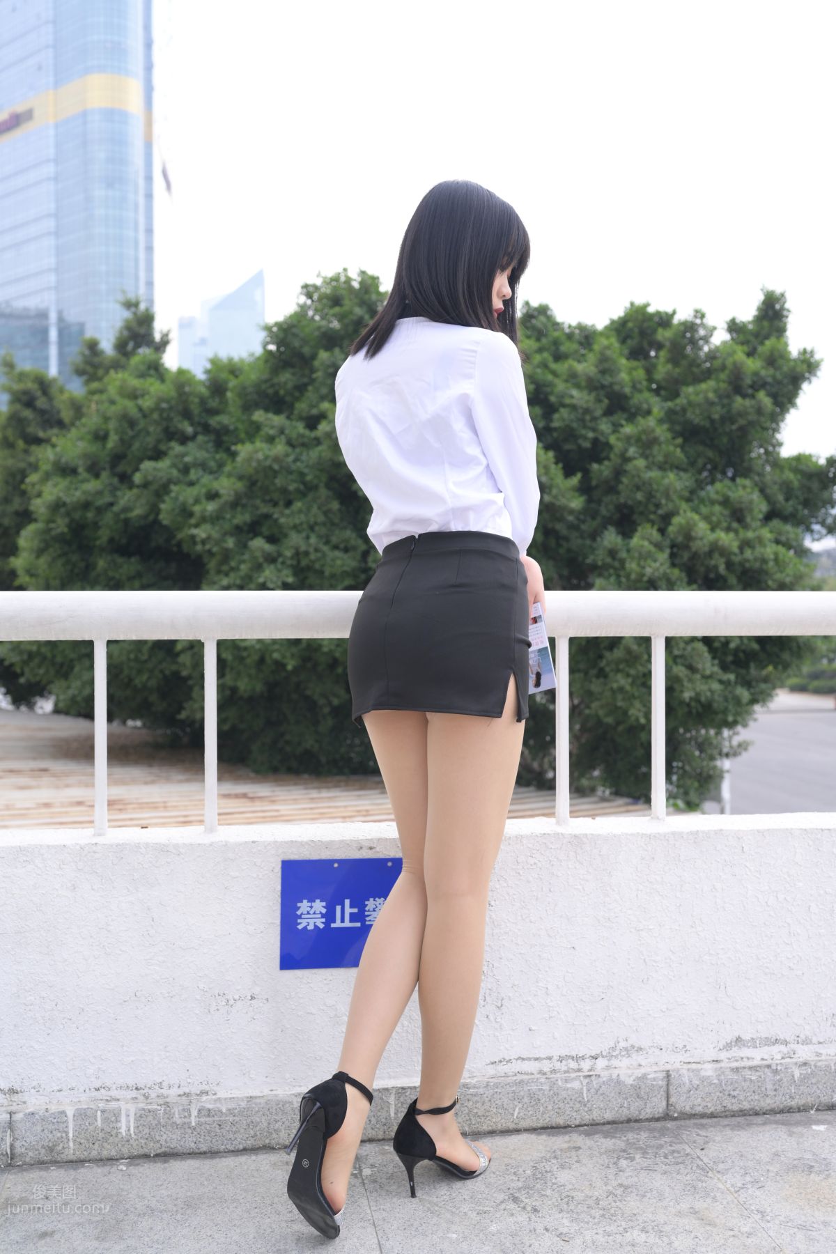 [魔鏡街拍] 084 程生街拍-商城推銷美女長腿肉絲制服 66